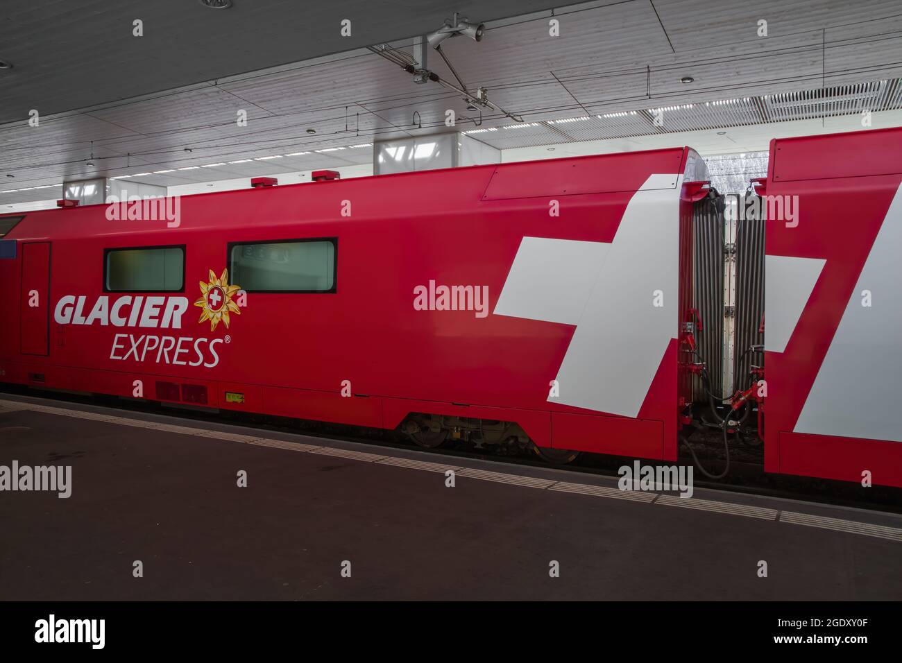 THUSIS, SCHWEIZ - 13. APRIL 2011: Der Gletscherexpress von Zermatt nach St.Moritz, Panoramazug, der die Alpen durchquert. Stockfoto