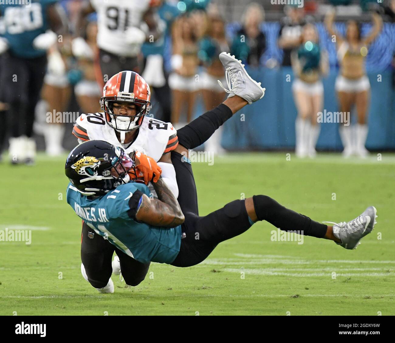 Wide Receiver Marvin Jones Jr (11) begrüßt im zweiten Quartal, als die Cleveland Browns am Samstag, den 14. August 2021, gegen die Jacksonville Jaguars um das erste Vorsaison-Spiel auf dem TIAA Bank Field in Jacksonville, Florida, antreten. Die Browns besiegten die Jaguars 23-13. Foto von Joe Marino/UPI Stockfoto