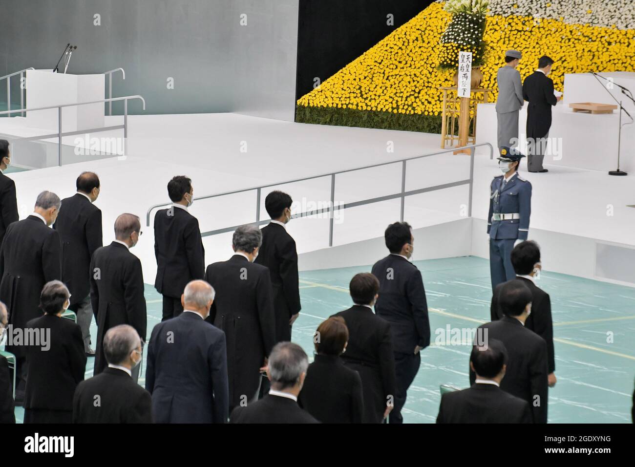 Der japanische Kaiser Naruhito hält am Sonntag, den 15. August 2021, seine Rede mit Kaiserin Masako während des Gedenkgottesdienstes für die Kriegstoten des Zweiten Weltkriegs anlässlich des 76. Jahrestages in Nippon Budokan in Tokio, Japan. Foto von Keizo Mori/UPI Stockfoto