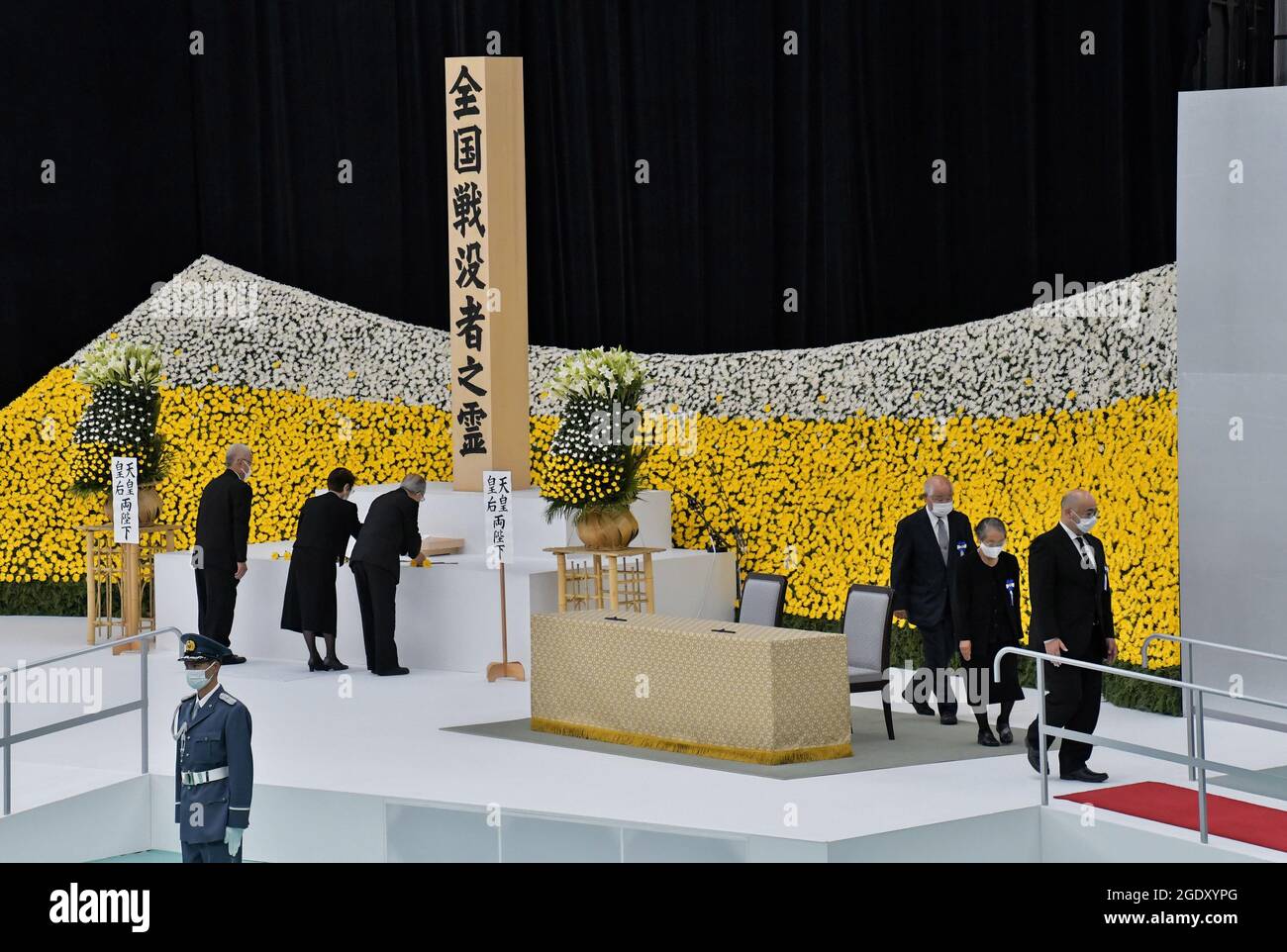 Traurige Familien der Kriegstoten bieten am Sonntag, den 15. August 2021, während des Gedenkgottesdienstes für die Kriegstoten im Zweiten Weltkrieg anlässlich des 76. Jahrestages in Nippon Budokan in Tokio, Japan, Blumen an. Foto von Keizo Mori/UPI Stockfoto