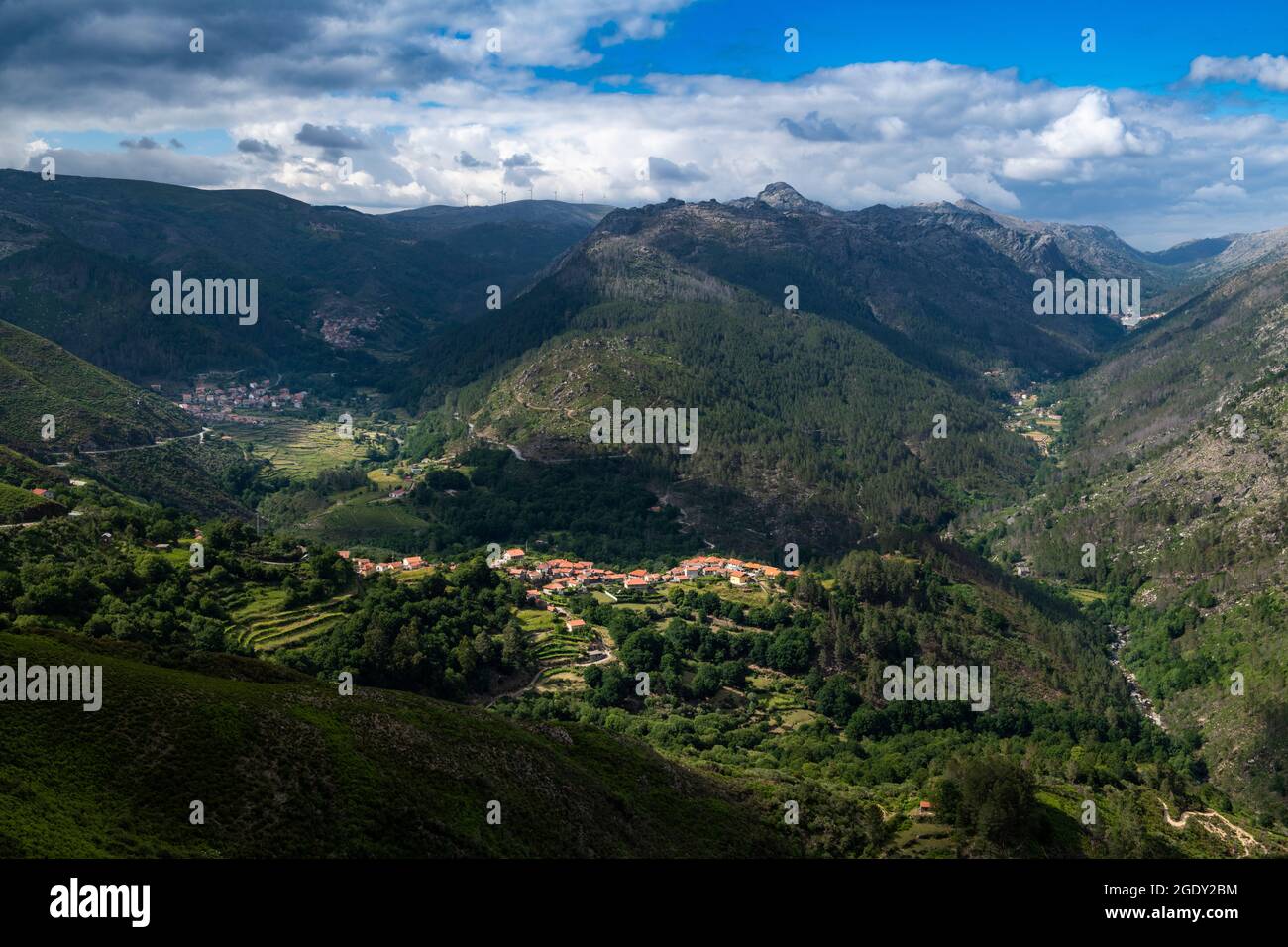 Blick auf das kleine Dorf Tibo mit seinen traditionellen landwirtschaftlichen Feldern im Nationalpark Peneda Geres in Portugal. Stockfoto