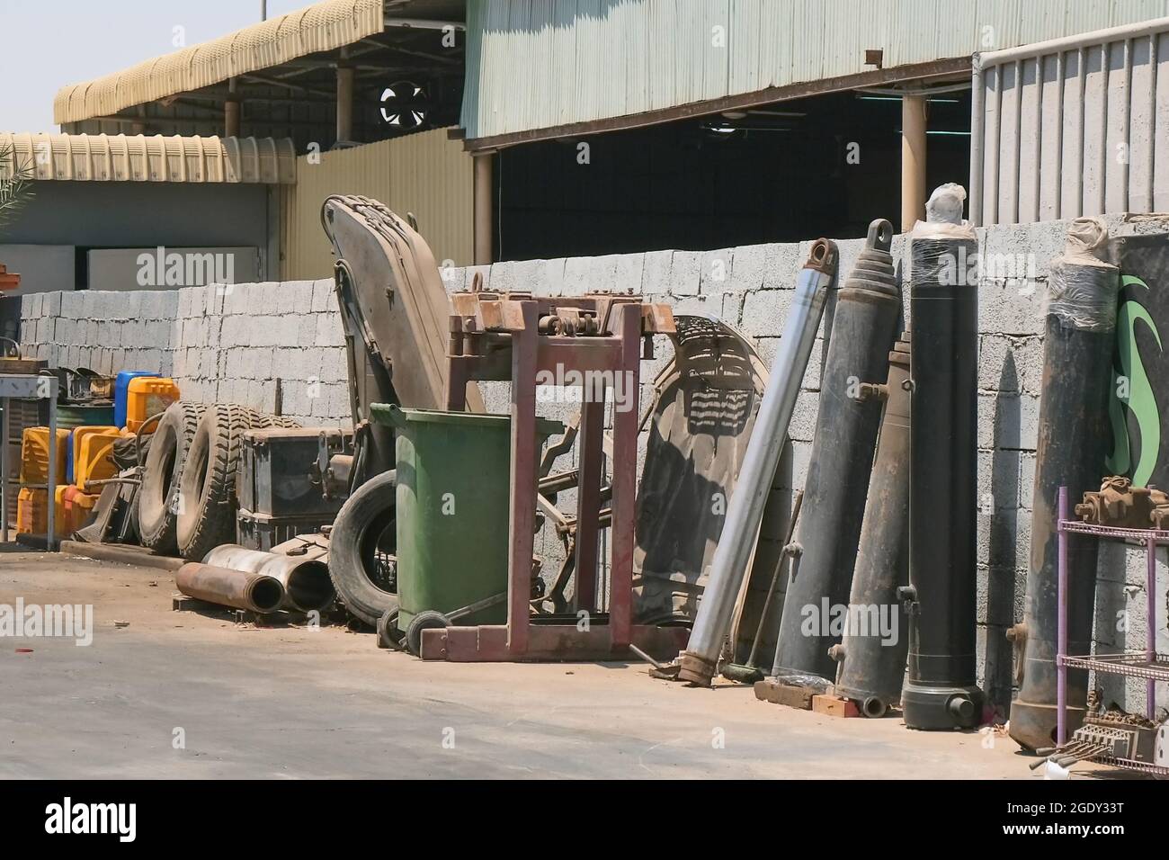 Hinterhof der Service-Reparaturstation für LKW-Fahrzeuge. Wartung des Staplers. Stockfoto