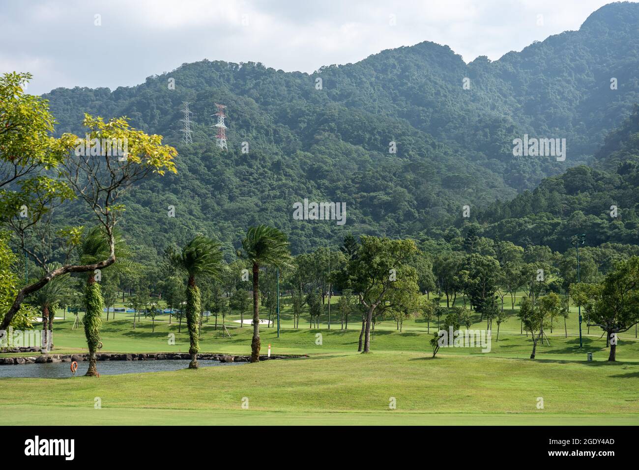 Daxi, Taiwan - 27. Okt 2018: Blick auf den Golfplatz mit Bergkette im Hintergrund Stockfoto