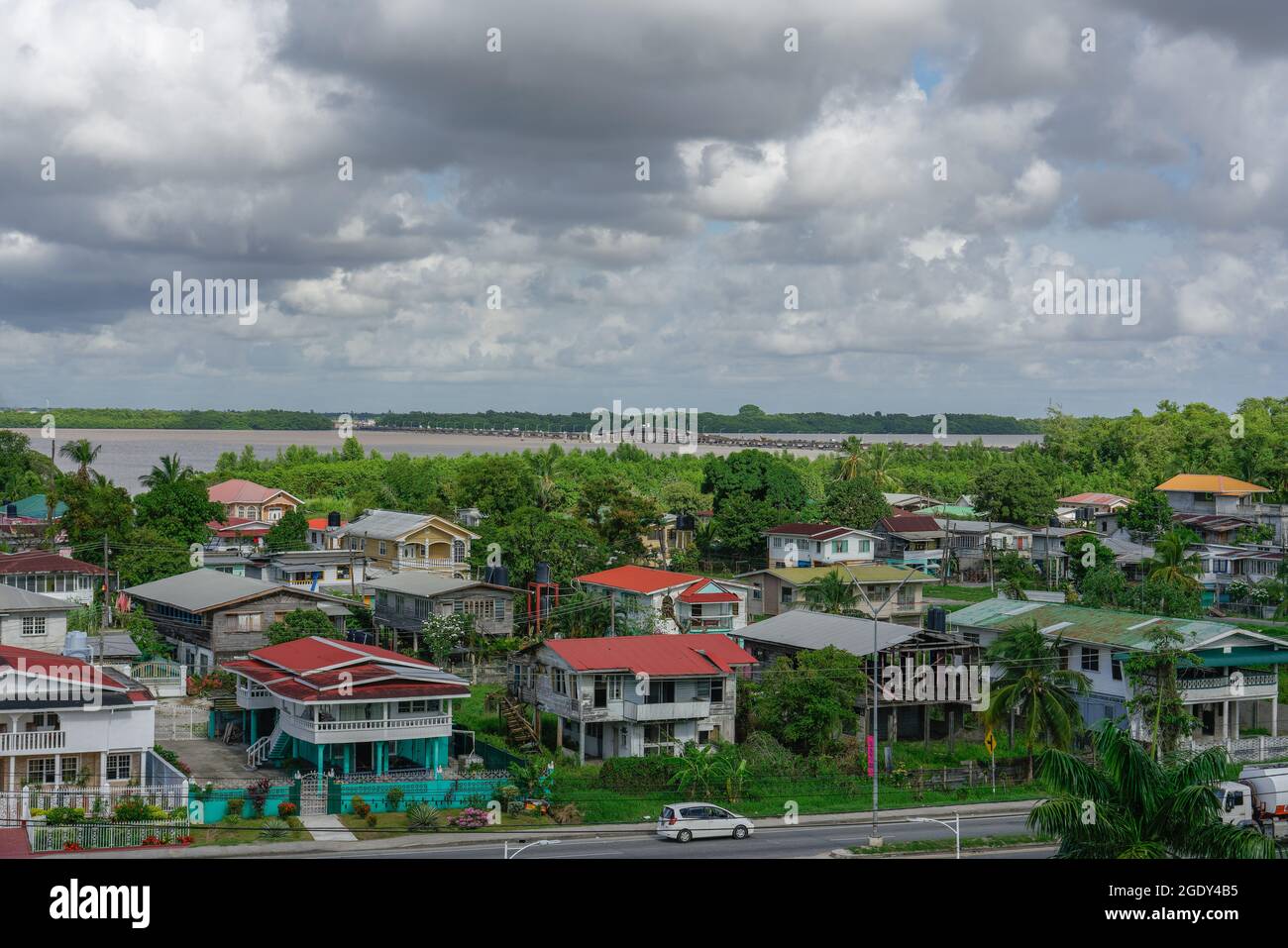 Georgetown, Guyana - 8. Nov 2018: Blick auf einen Vorort zur Gerogtown mit Flussübergang im Hintergrund Stockfoto