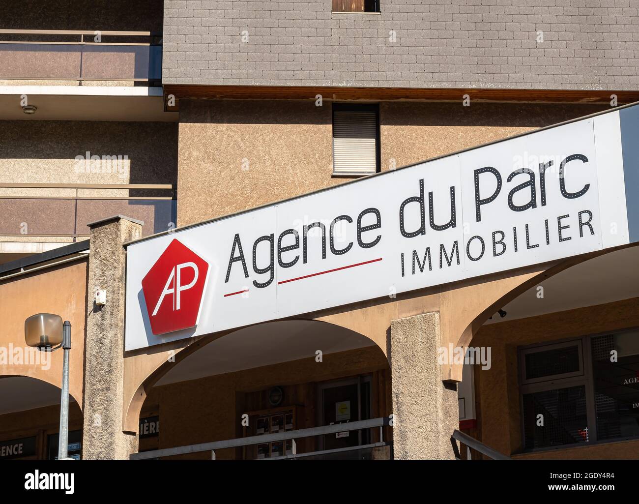 Briancon, Frankreich - 7. Juli 2020: Immobilienagentur Agence du Parc in Briancon Stockfoto