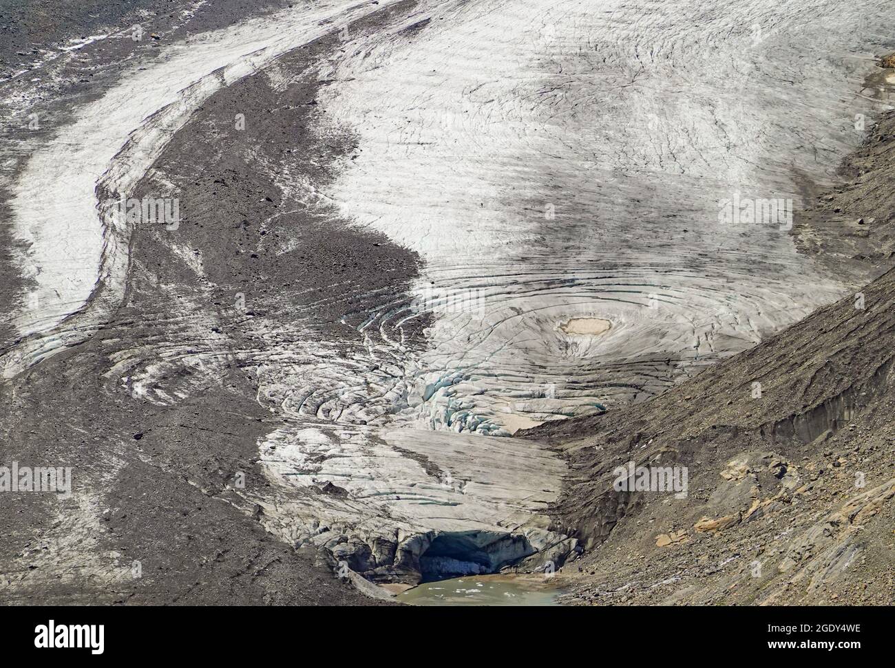 21. Juli 2021, Österreich, Heiligenblut: Am Fuße des Großglockner sieht man die Pasterze, einen etwa 8 Kilometer langen Gletscher. Der Großglockner ist 3,798 Meter hoch und damit der höchste Berg im Alpenraum Österreich. Es liegt im Zentrum des größten österreichischen Nationalparks hohe Tauern. Foto: Patrick Pleul/dpa-Zentralbild/ZB Stockfoto