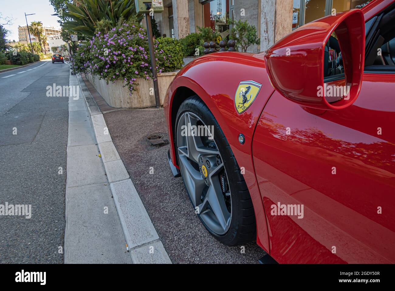 Monte Carlo, Monaco - 4. Juli 2020: Red Ferrari - italienischer Supersportwagen Stockfoto
