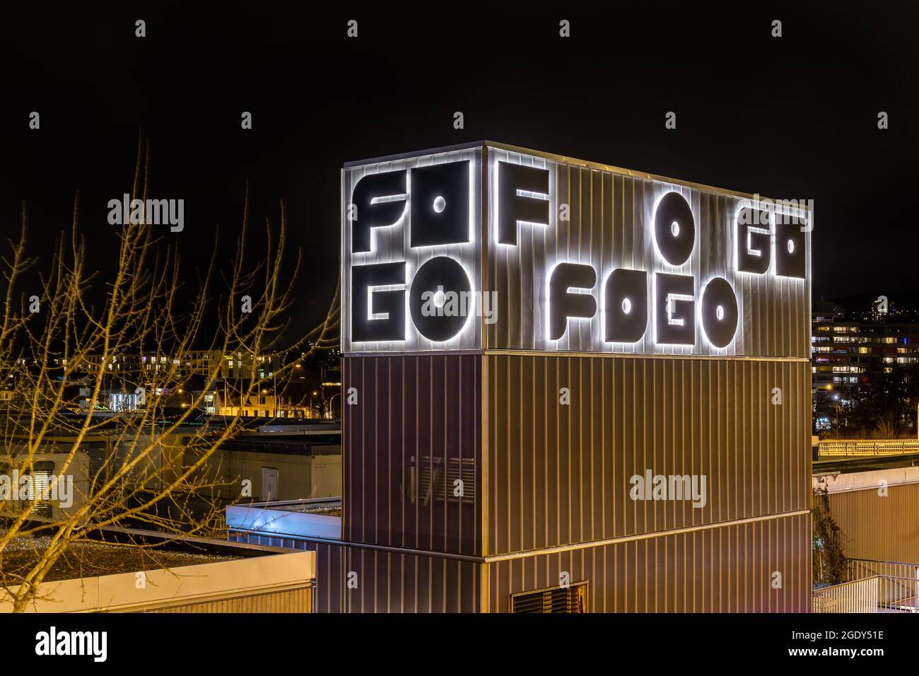 Altstetten, Schweiz - 5. Februar 2021: FOGO verbindet Wohnraum für Flüchtlinge und junge Erwachsene in Ausbildung mit innovativer Gastronomie, Kleinbus Stockfoto