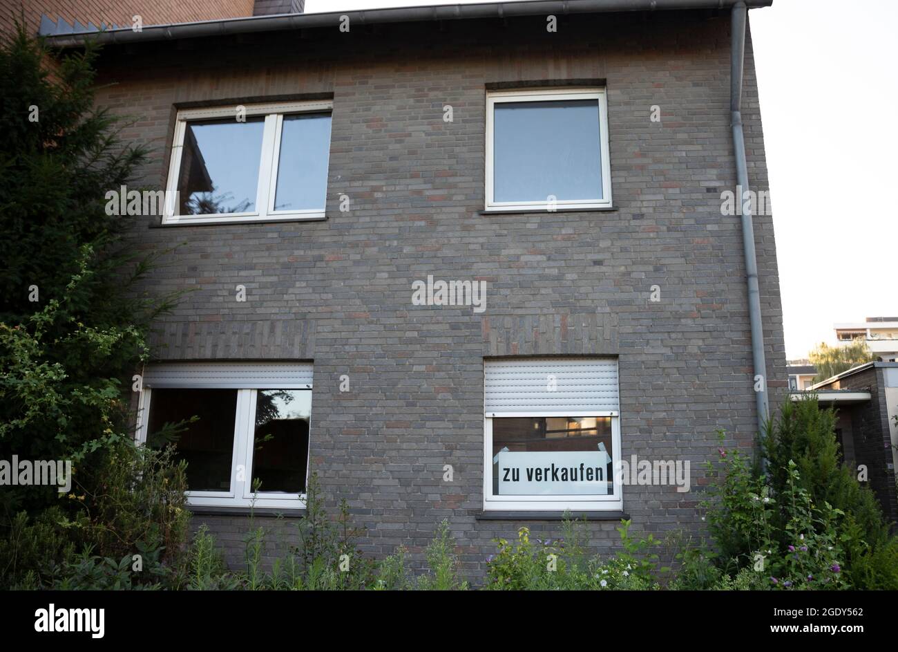 huerth, NRW, Deutschland, 08 15 2021, Familienhaus zu verkaufen, deutsche Worte, Stockfoto