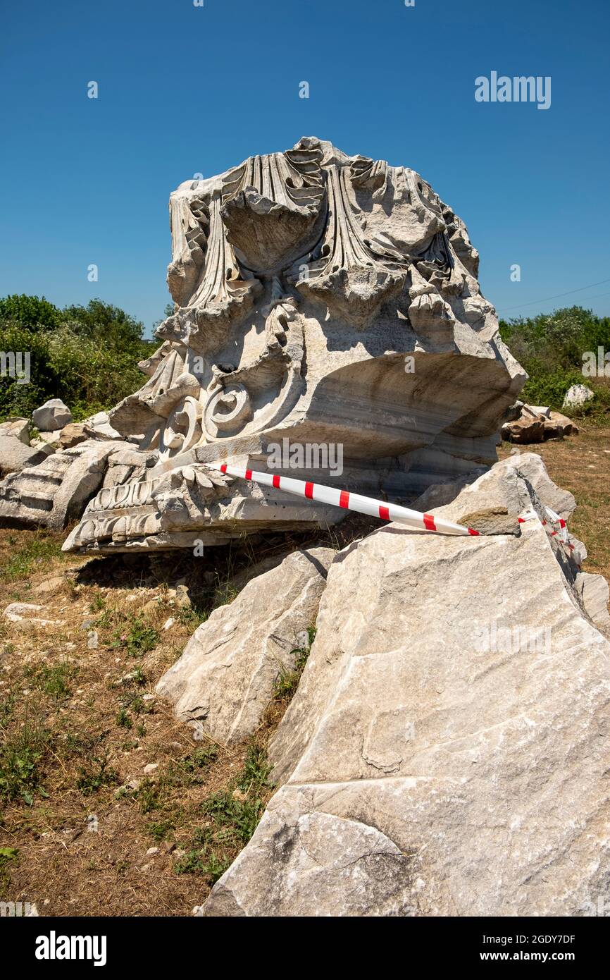 Bei Ausgrabungen am Tempel von Kyzikos Hadrian in der nordwestlichen Provinz des Erdek-Bezirks von Balikesir, dem größten korinthischen Stil der Welt Stockfoto