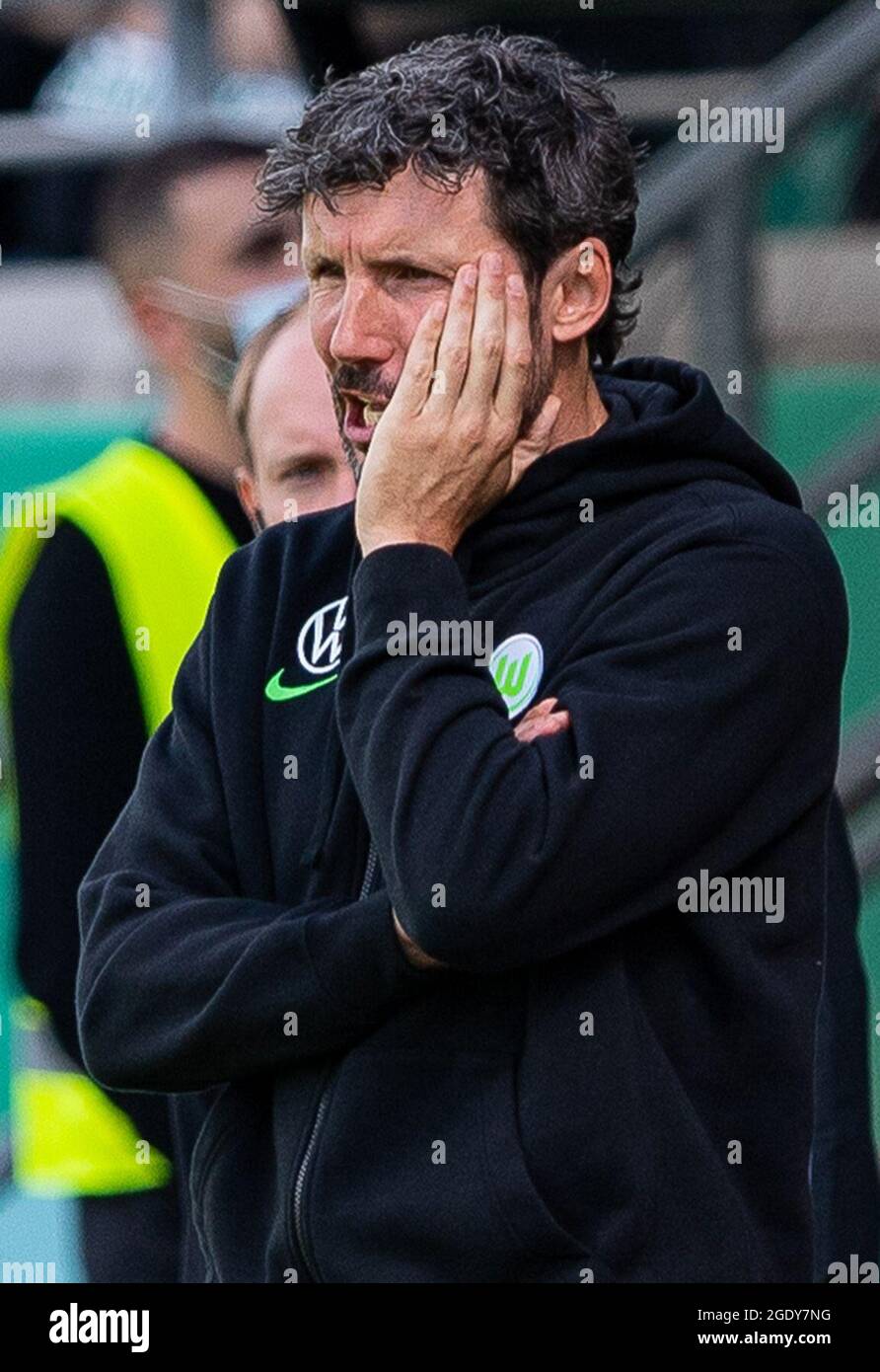 EINGEREICHT - 08. August 2021, Nordrhein-Westfalen, Münster: Fußball: DFB-Pokal, Preußen Münster - VfL Wolfsburg, 1. Runde. Der Wolfsburg-Trainer Mark van Bommel ist am Rande. Am heutigen Montag wird das Sportgericht des Deutschen Fußballverbands (DFB) den Appell des Landesligisten SC Preußen Münster gegen die Einstufung des DFB-Pokalspiel gegen den VfL Wolfsburg hören. VfL-Trainer van Bommel hatte am 8. August in der ersten Runde insgesamt sechs Spieler ersetzt. Dies ist in DFB-Pokalspielen mit zusätzlicher Zeit nicht zulässig. Die Bundesliga-Mannschaft und Champions-League-Teilnehmer aus Wolfs Stockfoto