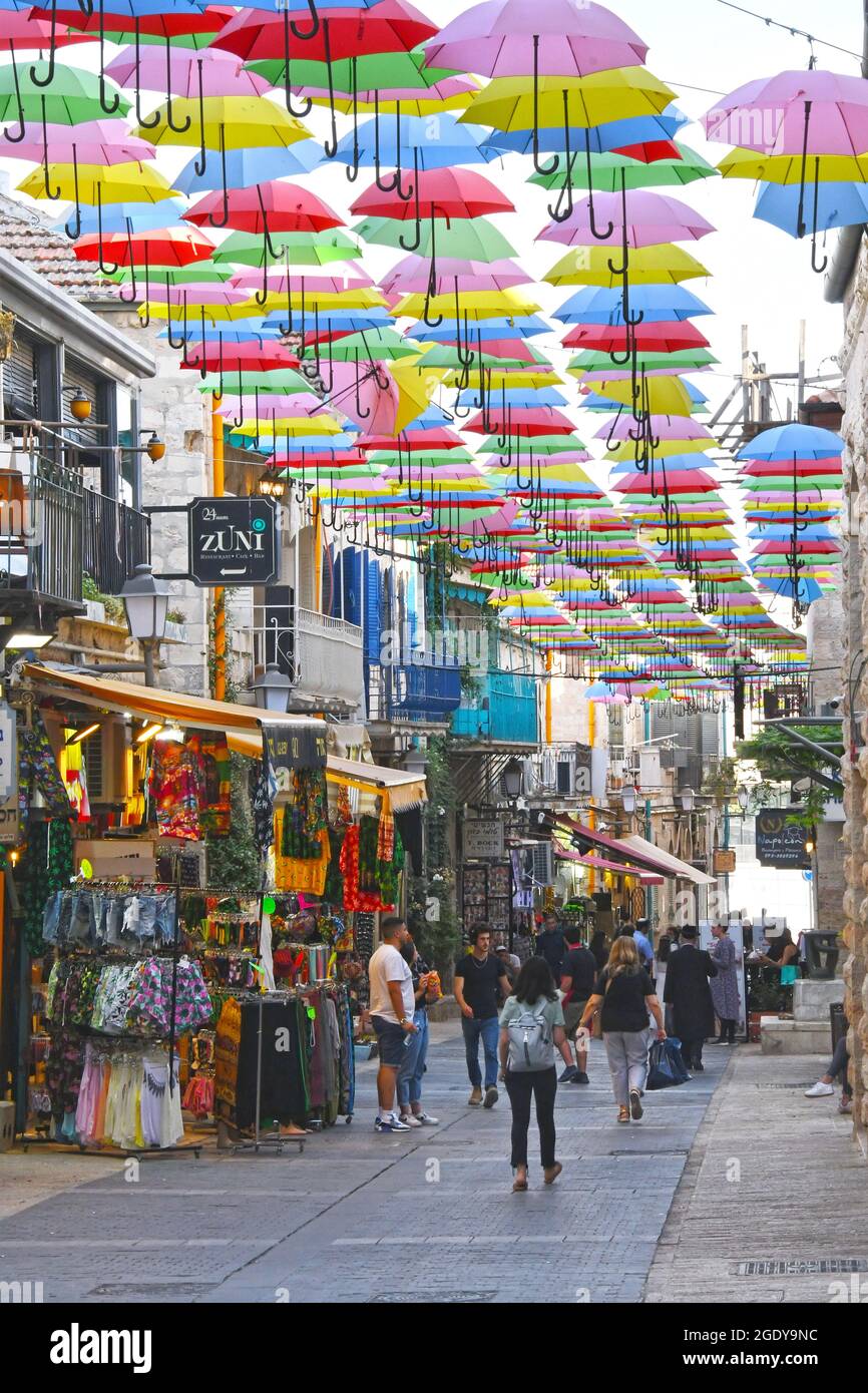 Farbenfrohe dekorative Regenschirme über der Salomon Straße, Jerusalem, Israel. Stockfoto