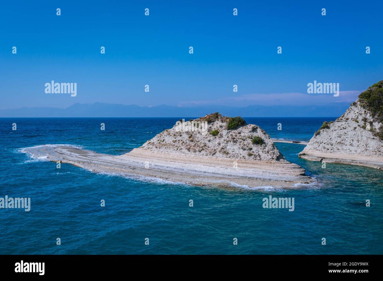 Felseninsel neben Akra Drastis - Kap Drastis, nordwestlichster Punkt der Insel Korfu, Ionische Insel in Griechenland Stockfoto
