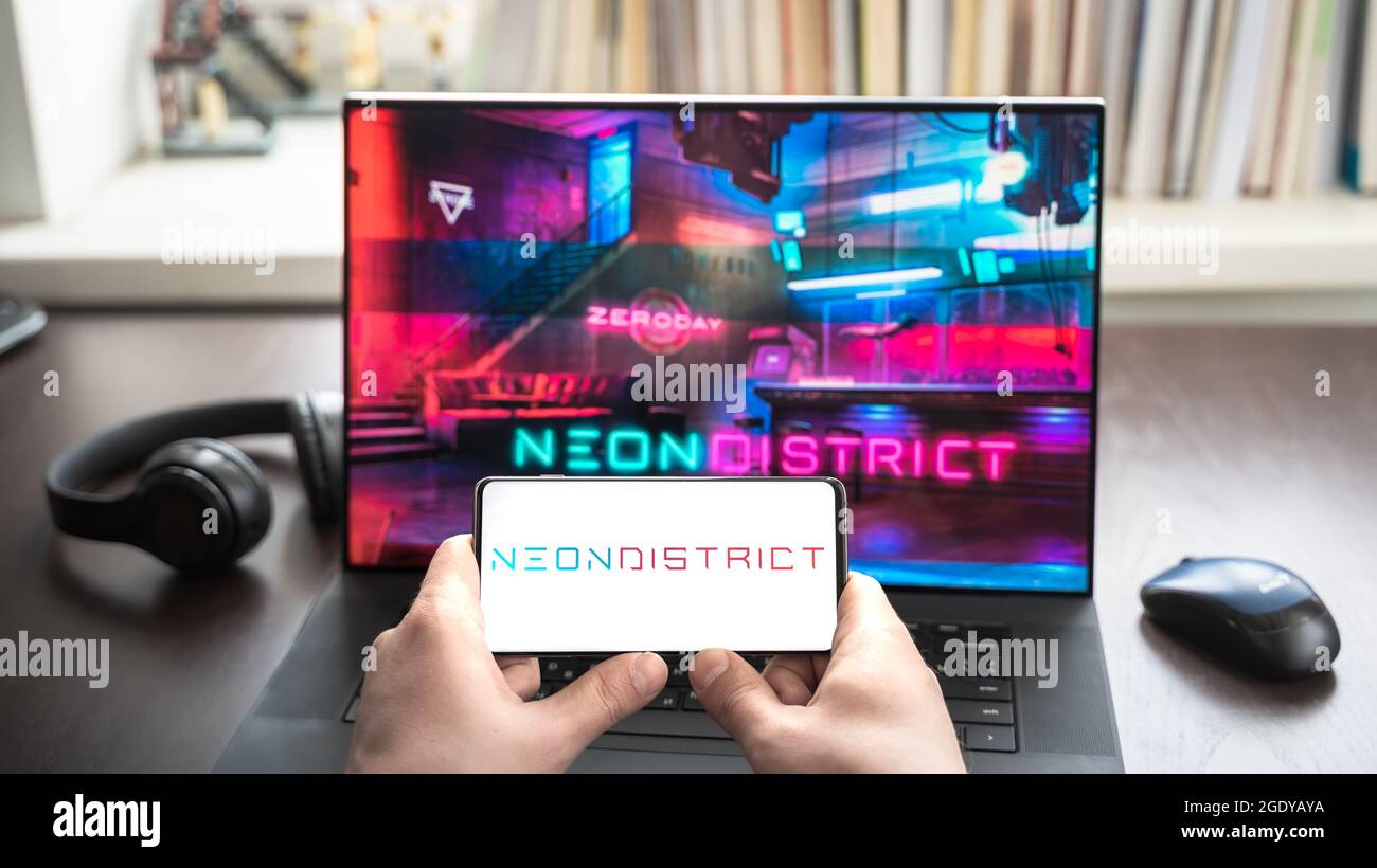 Russland Moskau 30.05.2021.Logo, Screenshot des Blockchain nft ethereum Kryptowährung Kiber Punk-Spiels Neon District in Laptop, Handy. Mann, der spielt, Stockfoto