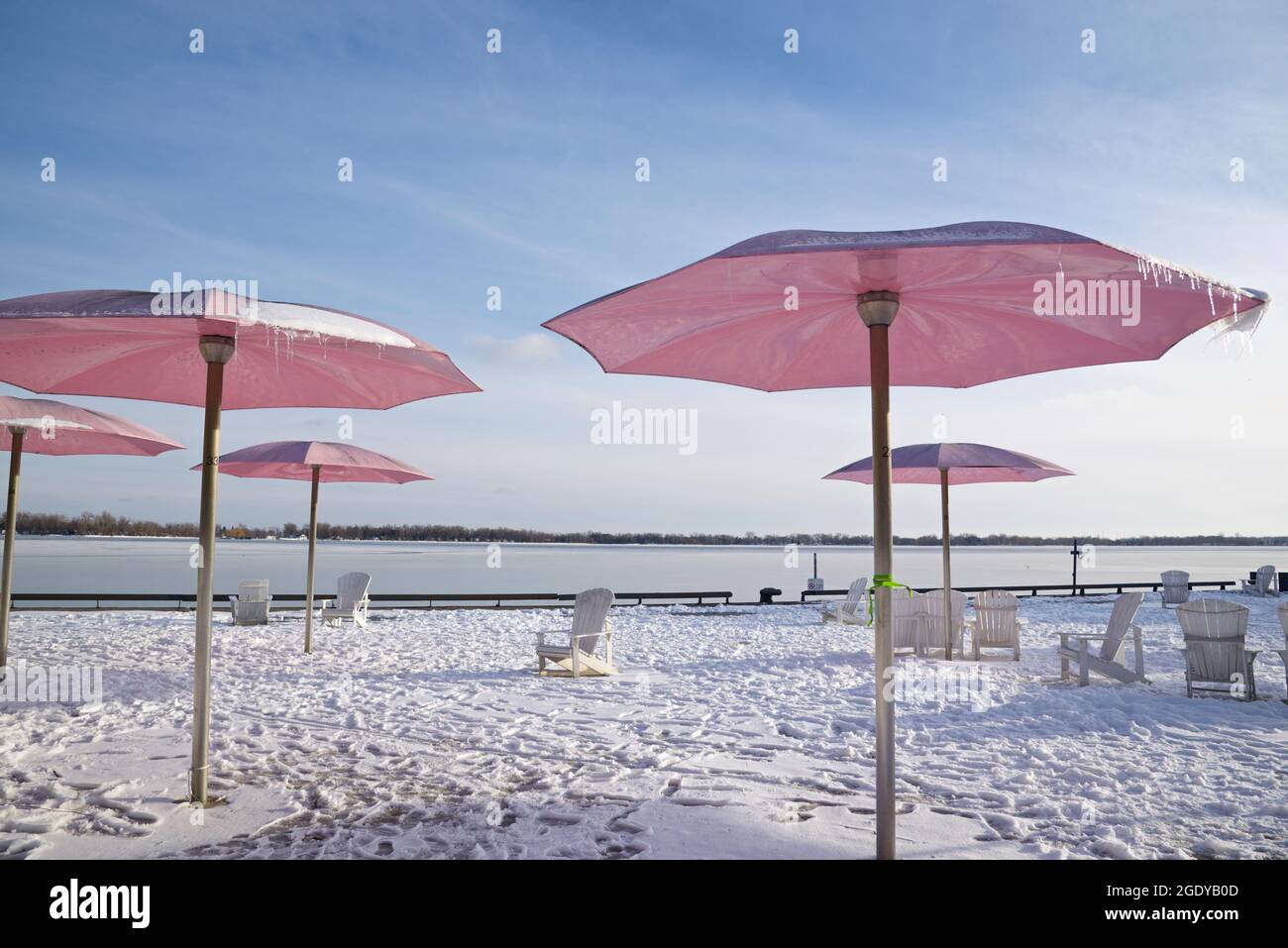 Ruhe Szene der Liegestühle mit Sonnenschirmen im Winter Stockfoto