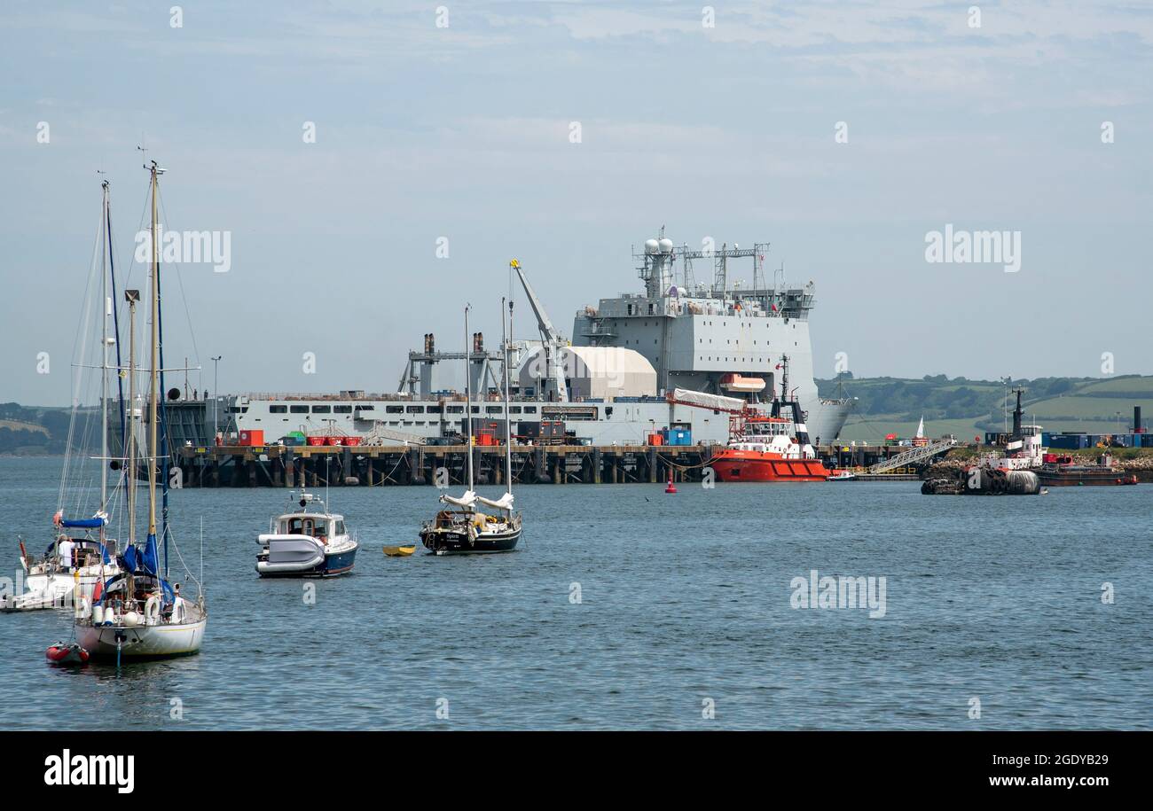 Falmouth, Cornwall, England, Großbritannien. 2021. RFA Cardigan Bay ein Landeanlegedockschiff der Bay Class wird in Falmouth, Großbritannien, einer großen Umrüstung unterzogen Stockfoto