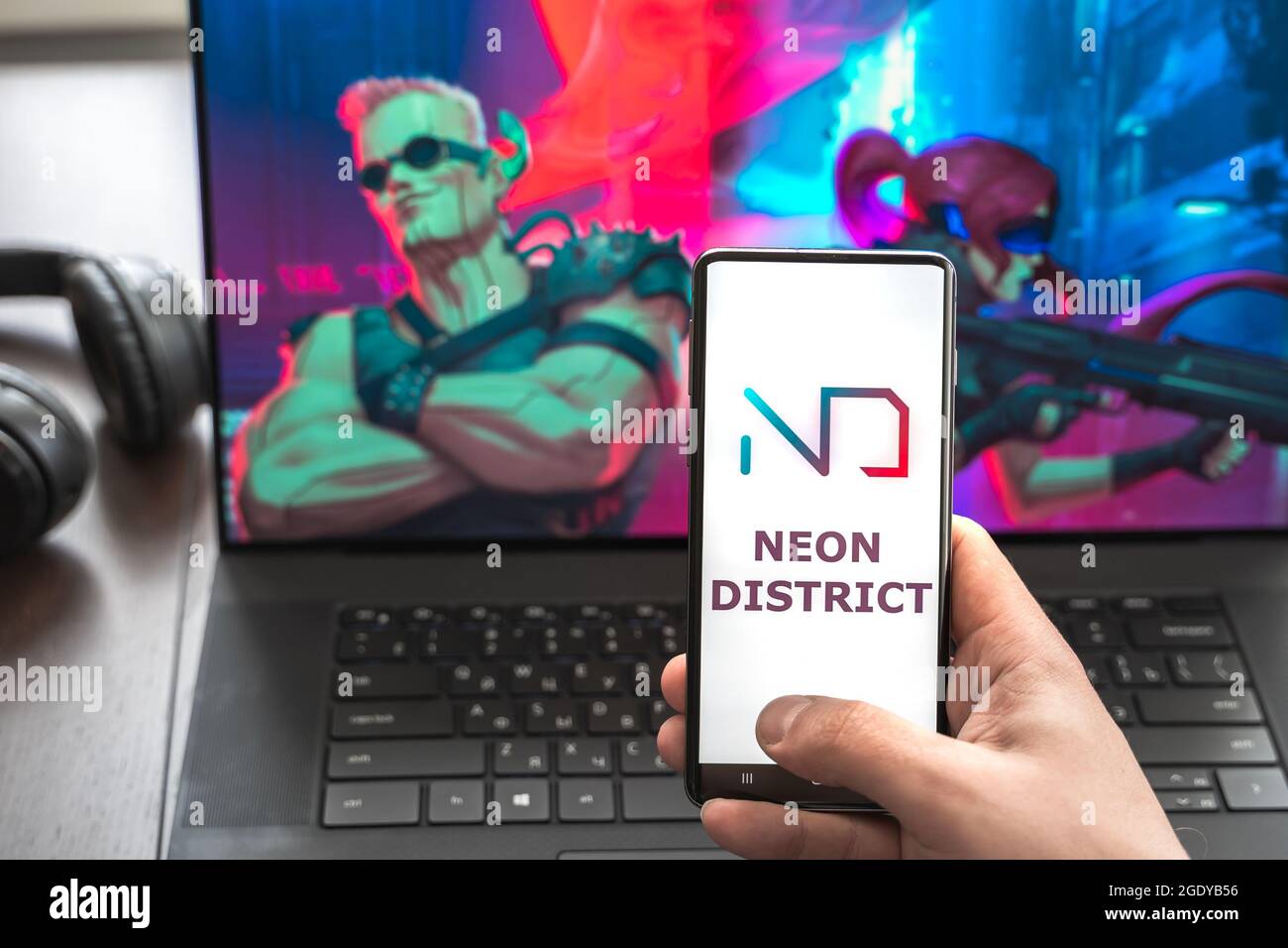 Russland Moskau 30.05.2021.Logo, Screenshot des Blockchain nft ethereum Kryptowährung Kiber Punk-Spiels Neon District in Laptop, Handy. Mann, der spielt, Stockfoto