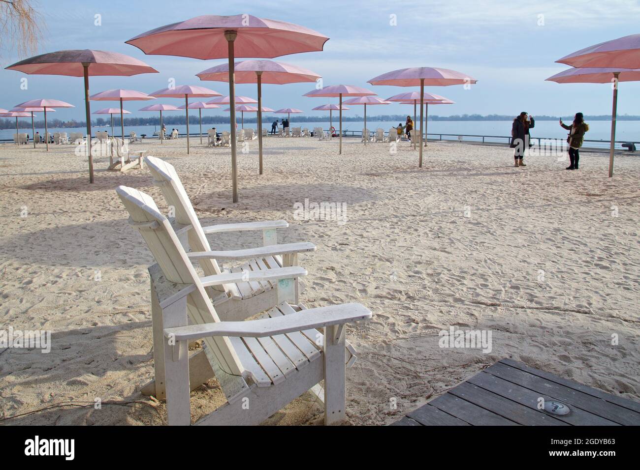 Toronto, Ontario / Kanada - 24. Feb 2020: Liegestühle mit Sonnenschirmen an einem sonnigen Tag Stockfoto
