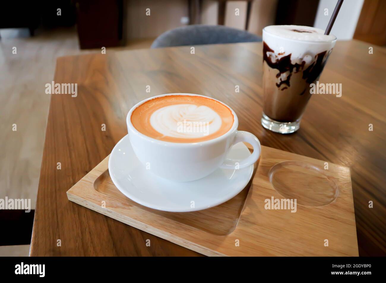 Tee oder heißer Tee oder Milchtee, thailändischer Milchtee und Eistakao zum Servieren Stockfoto