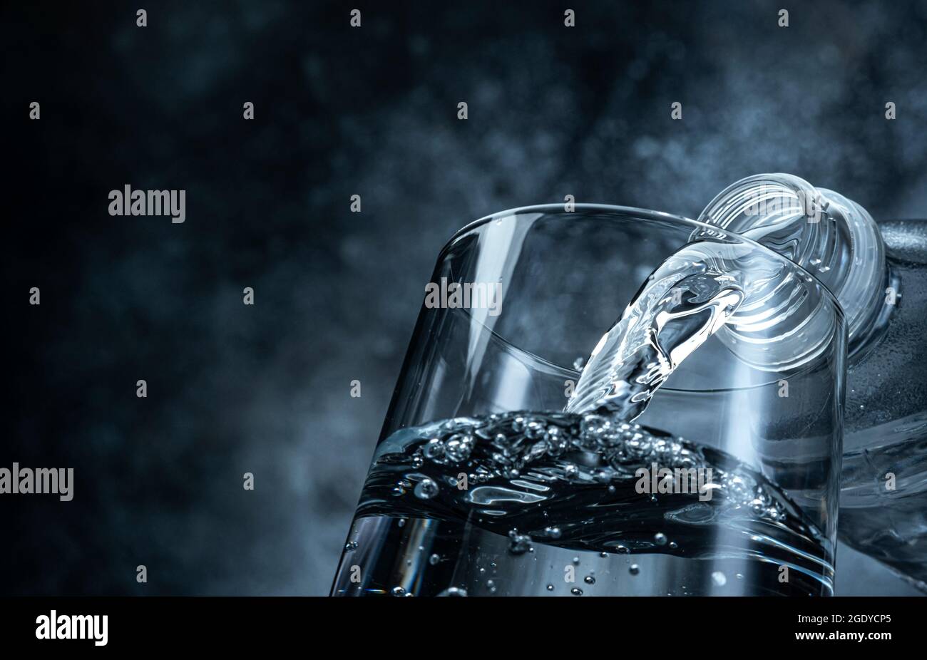 Gießt Wasser auf schwarzem Hintergrund mit Kopierraum Stockfoto