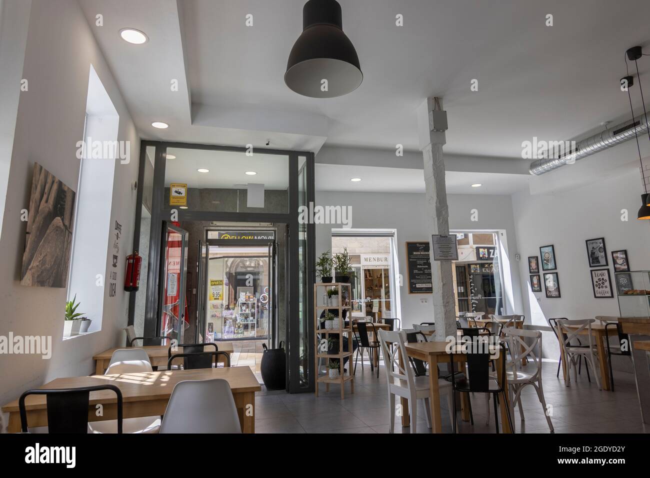 Huelva, Spanien;03.27.2021:Eine Frau beim Frühstück in einem avantgardistischen Café. Stockfoto