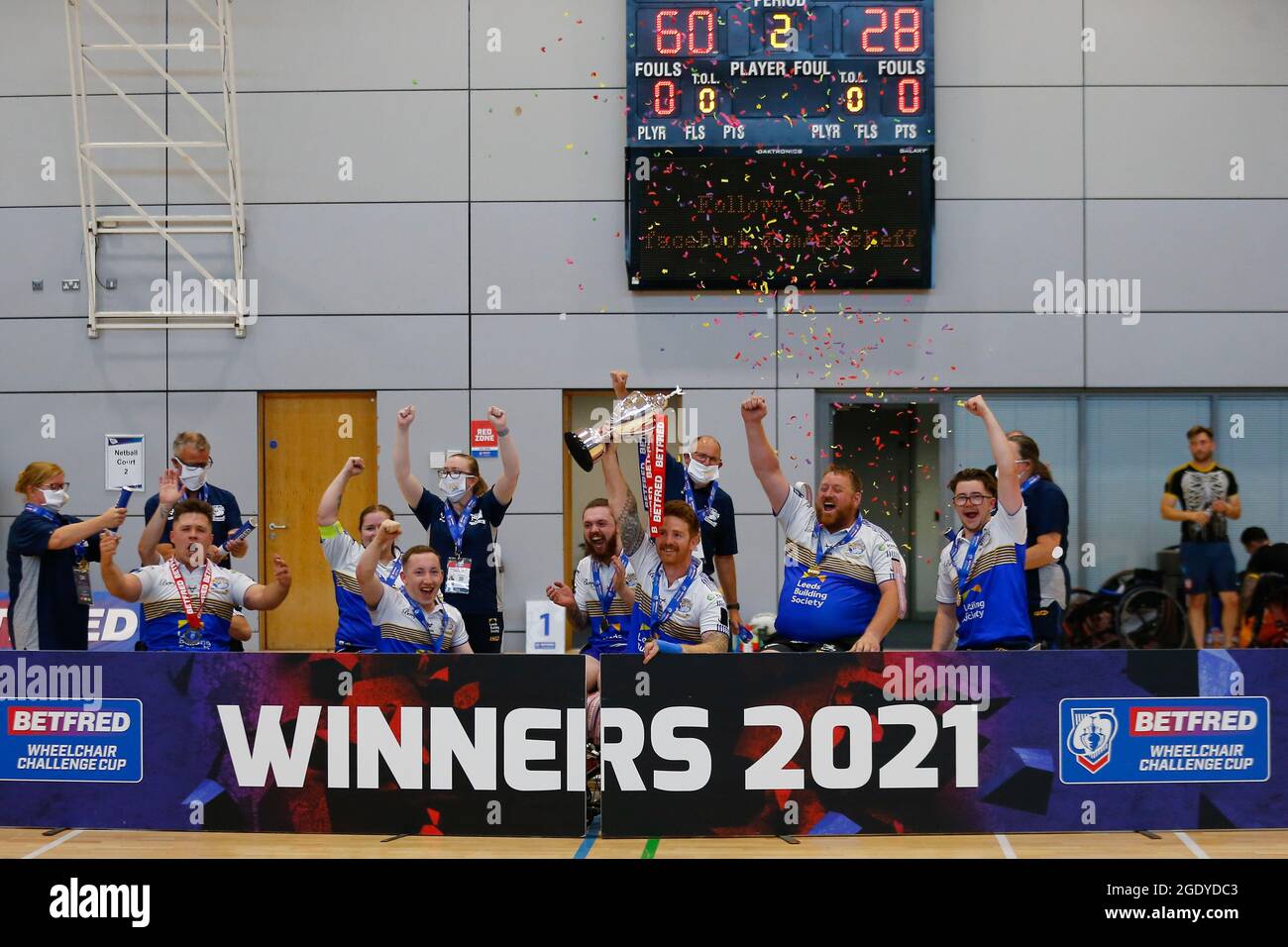 Sheffield, Großbritannien. August 2021. English Institute of Sport Sheffield, South Yorkshire, 15. August 2021 Betfred Wheelchair Challenge Cup Final Leeds Rhinos vs Argonauts Skeleton Army. James Simpson von Leeds Rhinos und sein Team feiern den Sieg der Argonauts Skeleton Army bis 60-28, um das Finale des Betfred Wheelchair Challenge Cup zu gewinnen Credit: Touchlinepics/Alamy Live News Stockfoto