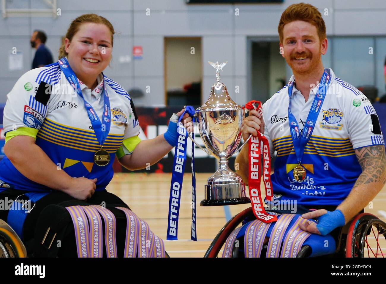 Sheffield, Großbritannien. August 2021. English Institute of Sport Sheffield, South Yorkshire, 15. August 2021 Betfred Wheelchair Challenge Cup Final Leeds Rhinos vs Argonauts Skeleton Army. Jodie Boyd-ward (Vizekapitän) von Leeds Rhinos zusammen mit Teamkapitän James Simpson bei der Betfred Wheelchair Challenge Cup Final Trophy. Kredit: Touchlinepics/Alamy Live Nachrichten Stockfoto