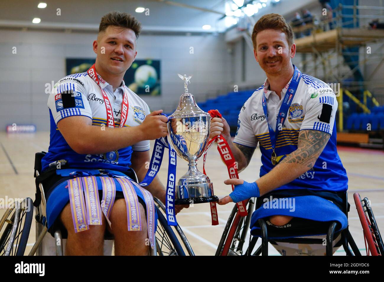 Sheffield, Großbritannien. August 2021. English Institute of Sport Sheffield, South Yorkshire, 15. August 2021 Betfred Wheelchair Challenge Cup Final Leeds Rhinos vs Argonauts Skeleton Army. Tom Halliwell aus Leeds Rhinos mit seiner Betfred Player of Match-Medaille zusammen mit Teamkapitän James Simpson bei der Betfred Wheelchair Challenge Cup Final Trophy. Kredit: Touchlinepics/Alamy Live Nachrichten Stockfoto