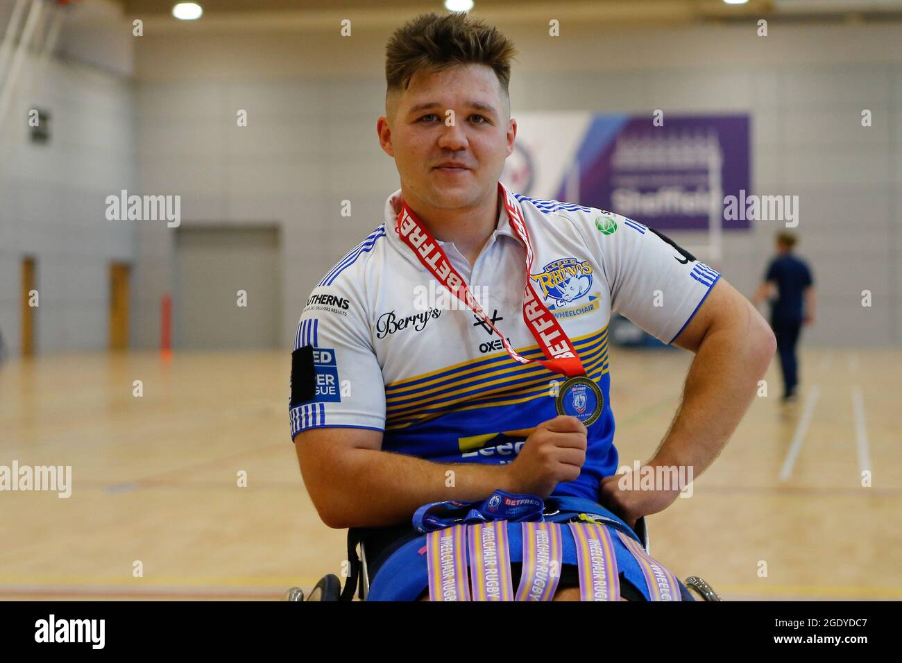 Sheffield, Großbritannien. August 2021. English Institute of Sport Sheffield, South Yorkshire, 15. August 2021 Betfred Wheelchair Challenge Cup Final Leeds Rhinos vs Argonauts Skeleton Army. Tom Halliwell von Leeds Rhinos mit seiner Medaille für den Spieler des Spiels von Betfred. Kredit: Touchlinepics/Alamy Live Nachrichten Stockfoto