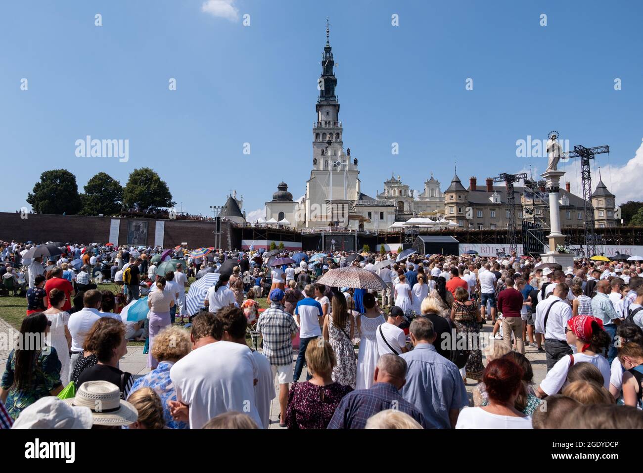 Czestochowa, Polen. August 2021. Hunderte von Pilgern werden vor dem Kloster Jasna Gora gesehen. Jedes Jahr im Sommer kommen Tausende von Pilgern zum Kloster Jasna Gora in Tschenstochau, um vor dem Bild der Schwarzen Madonna, der Mutter Gottes, zu beten. Jasna Gora ist das größte Heiligtum in Polen für alle Katholiken. Kredit: SOPA Images Limited/Alamy Live Nachrichten Stockfoto