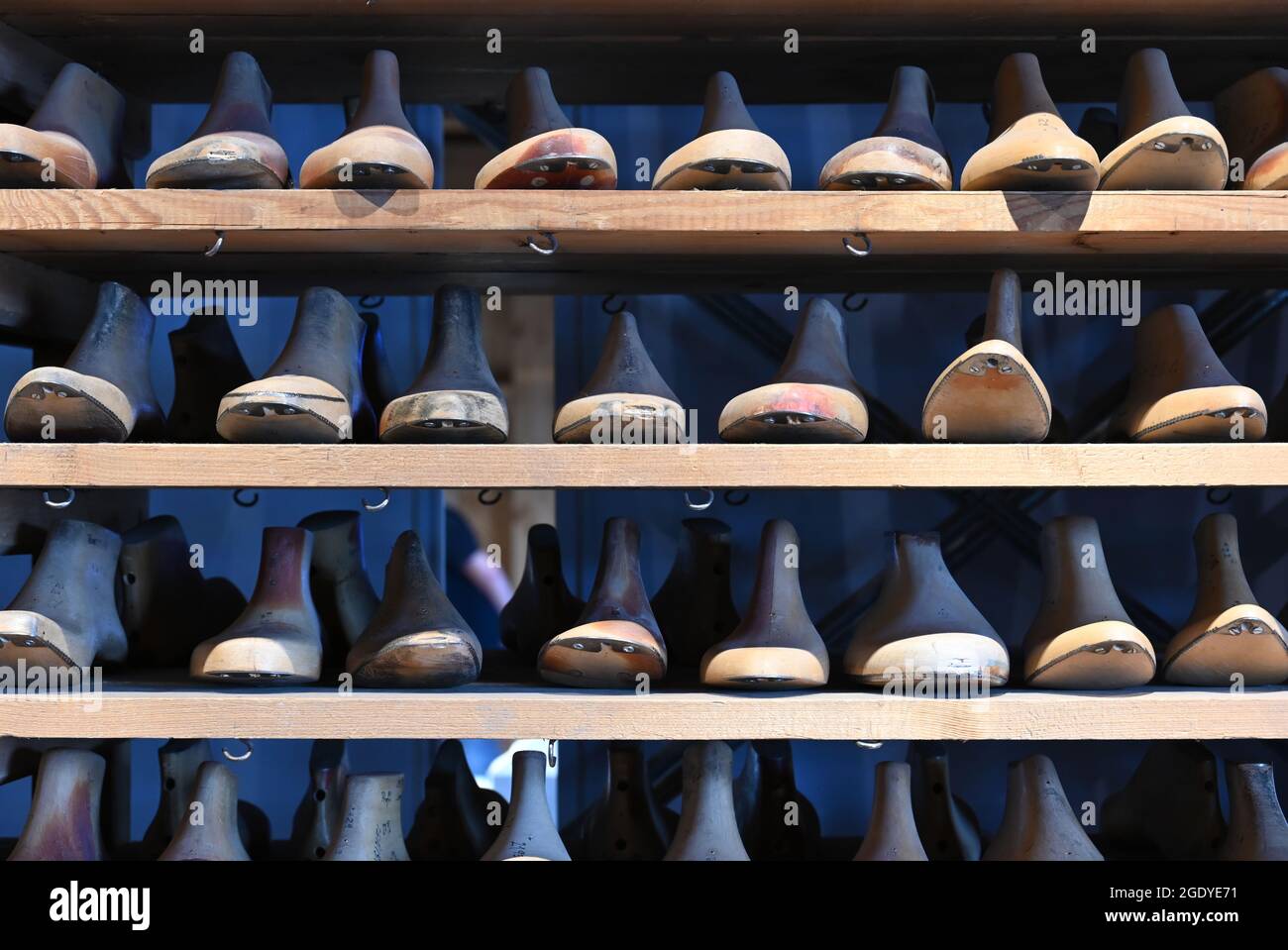 Regal mit Schuhschals in der Fagus-Fabrik in Alfeld Stockfoto