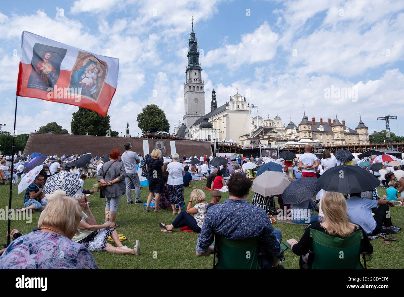 Czestochowa, Polen. August 2021. Viele Pilger werden vor dem Kloster Jasna Gora gesehen. Jedes Jahr im Sommer kommen Tausende von Pilgern zum Kloster Jasna Gora in Tschenstochau, um vor dem Bild der Schwarzen Madonna, der Mutter Gottes, zu beten. Jasna Gora ist das größte Heiligtum in Polen für alle Katholiken. (Foto von Wojciech Grabowski/SOPA Images/Sipa USA) Quelle: SIPA USA/Alamy Live News Stockfoto