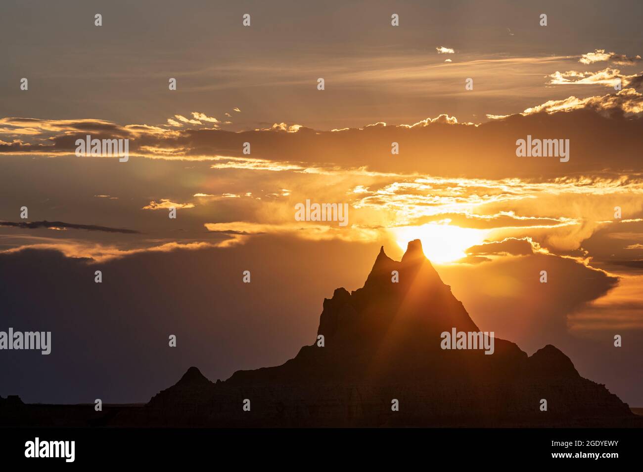 SD00413-00..... SOUTH DAKOTA - erodierte Hinterlappen bei Sonnenuntergang in der Nähe von Tür- und Fensterbeteiligung, Badlands National Park. Stockfoto