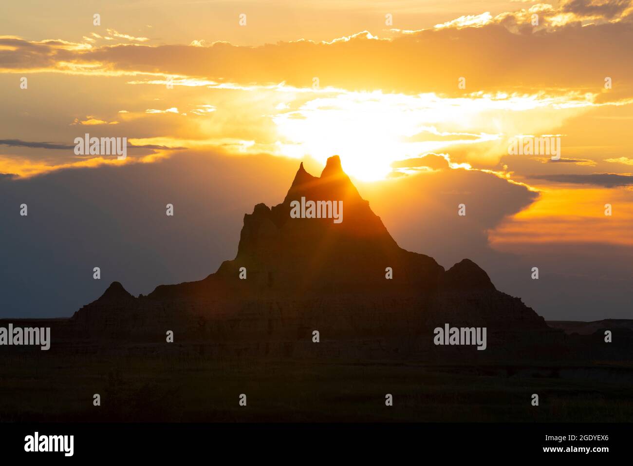 SD00414-00..... SOUTH DAKOTA - erodierte Hinterlappen bei Sonnenuntergang in der Nähe von Tür- und Fensterbeteiligung, Badlands National Park. Stockfoto