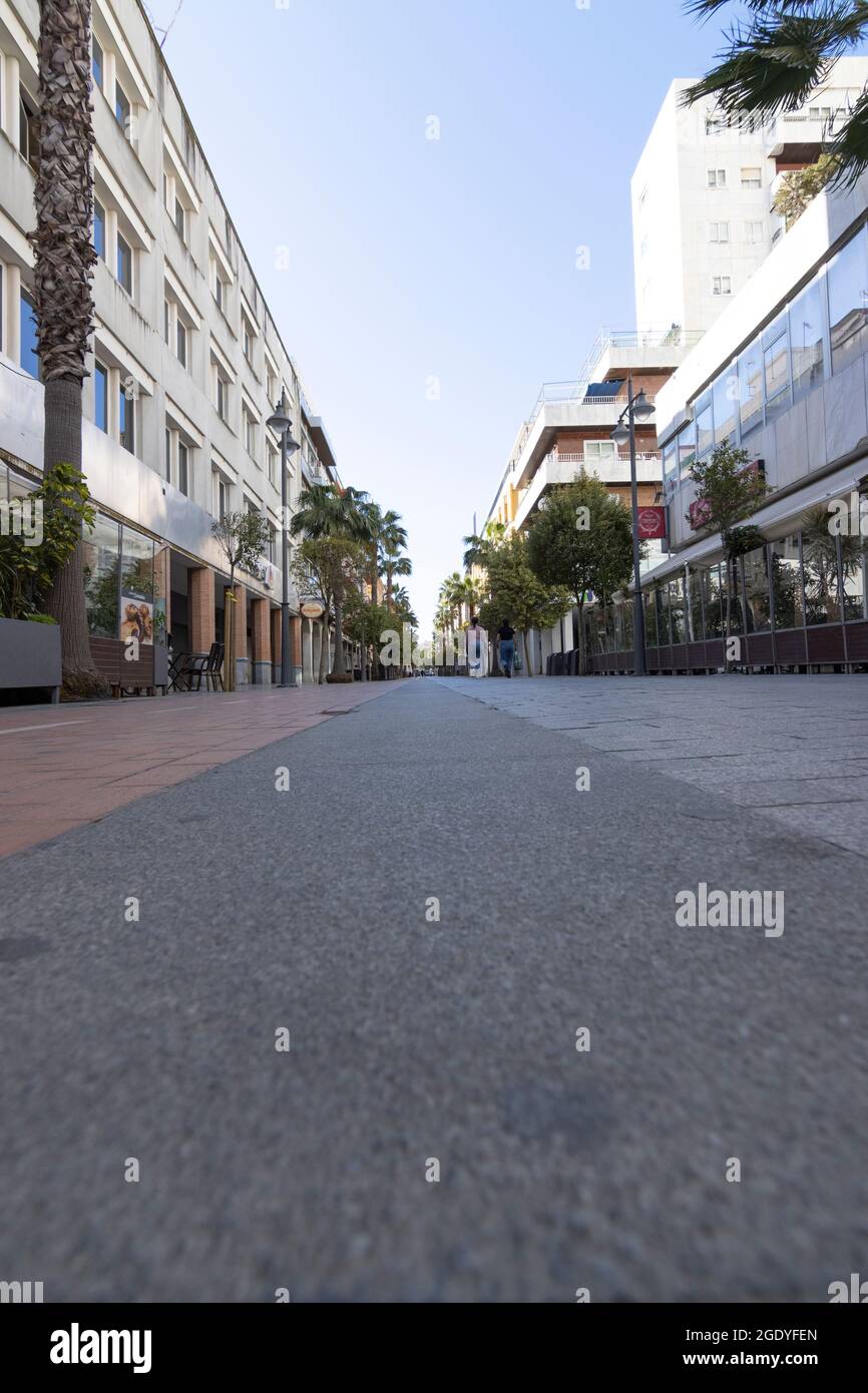 Huelva, Spanien; 03.16.2021: Avenida Gran Via, im Zentrum der Stadt. Eine Temperatur von 20 Grad Stockfoto