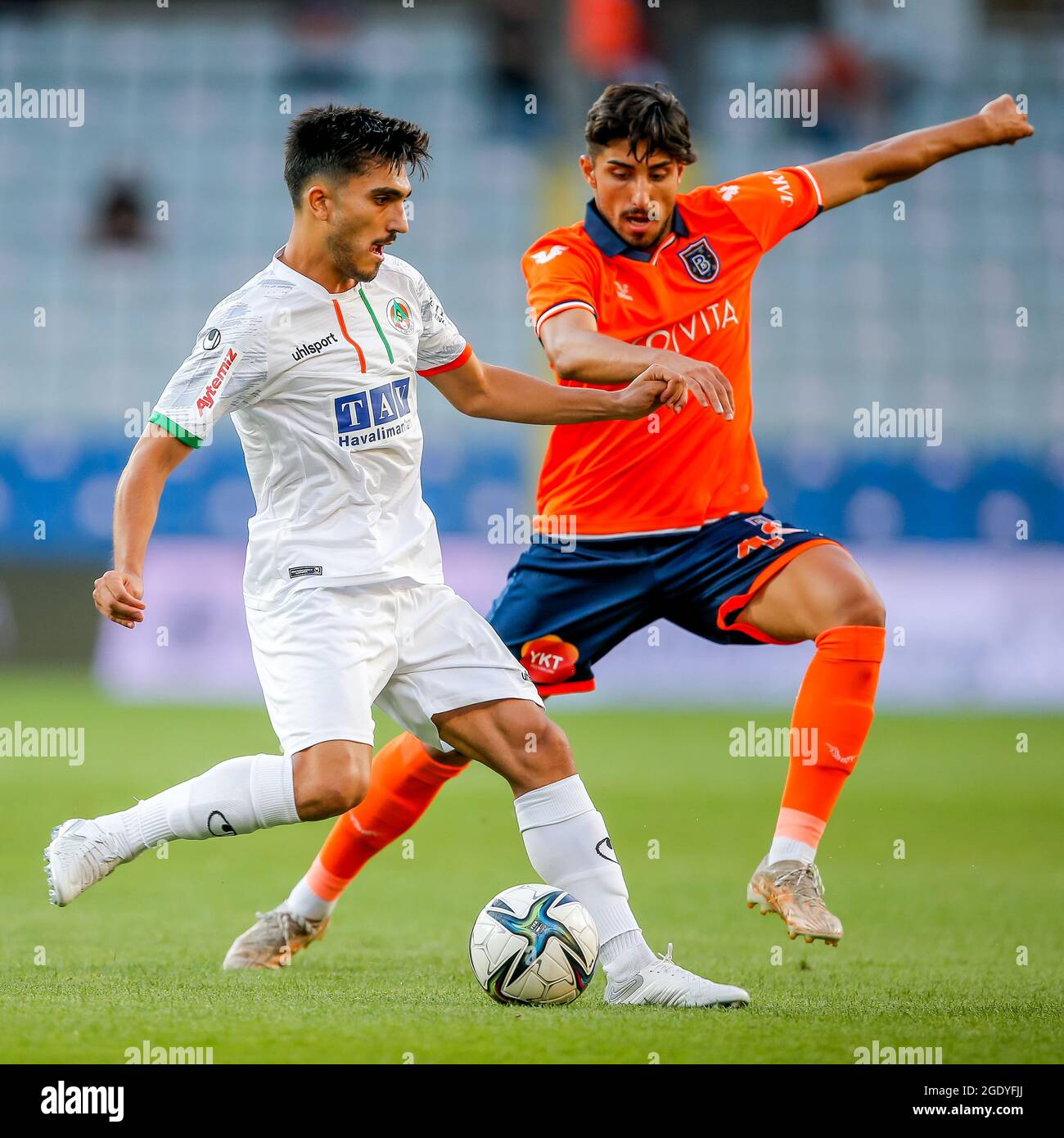 INSTANBUL, TÜRKEI - 15. AUGUST: Umut Gunes von Alanyaspor, Balkay Ozcan von Instanbul Basaksehir während des Super Lig Spiels zwischen Instanbul Basaksehir und Alanyaspor in Basaksehir Fatih Terim Stadyumu am 15. August 2021 in Instanbul, Türkei (Foto von /Orange Picles) Stockfoto