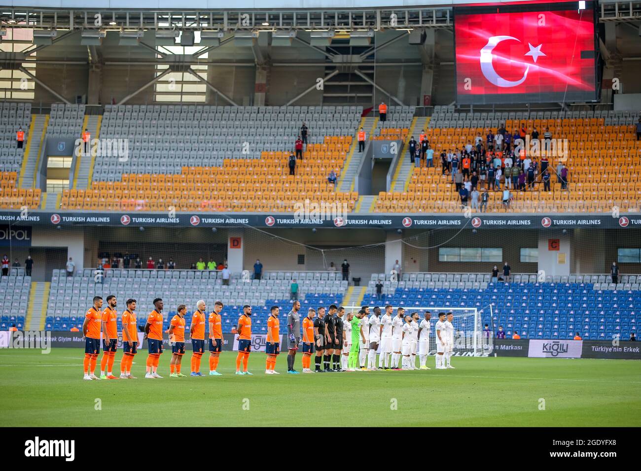 ISTANBUL, TÜRKEI - 15. AUGUST: Ein Moment des Schweigens für die Flutopfer während des Super Lig-Spiels zwischen Istanbul Basaksehir und Alanyaspor am 15. August 2021 in Basaksehir, Türkei (Foto von /Orange Picturs) Stockfoto