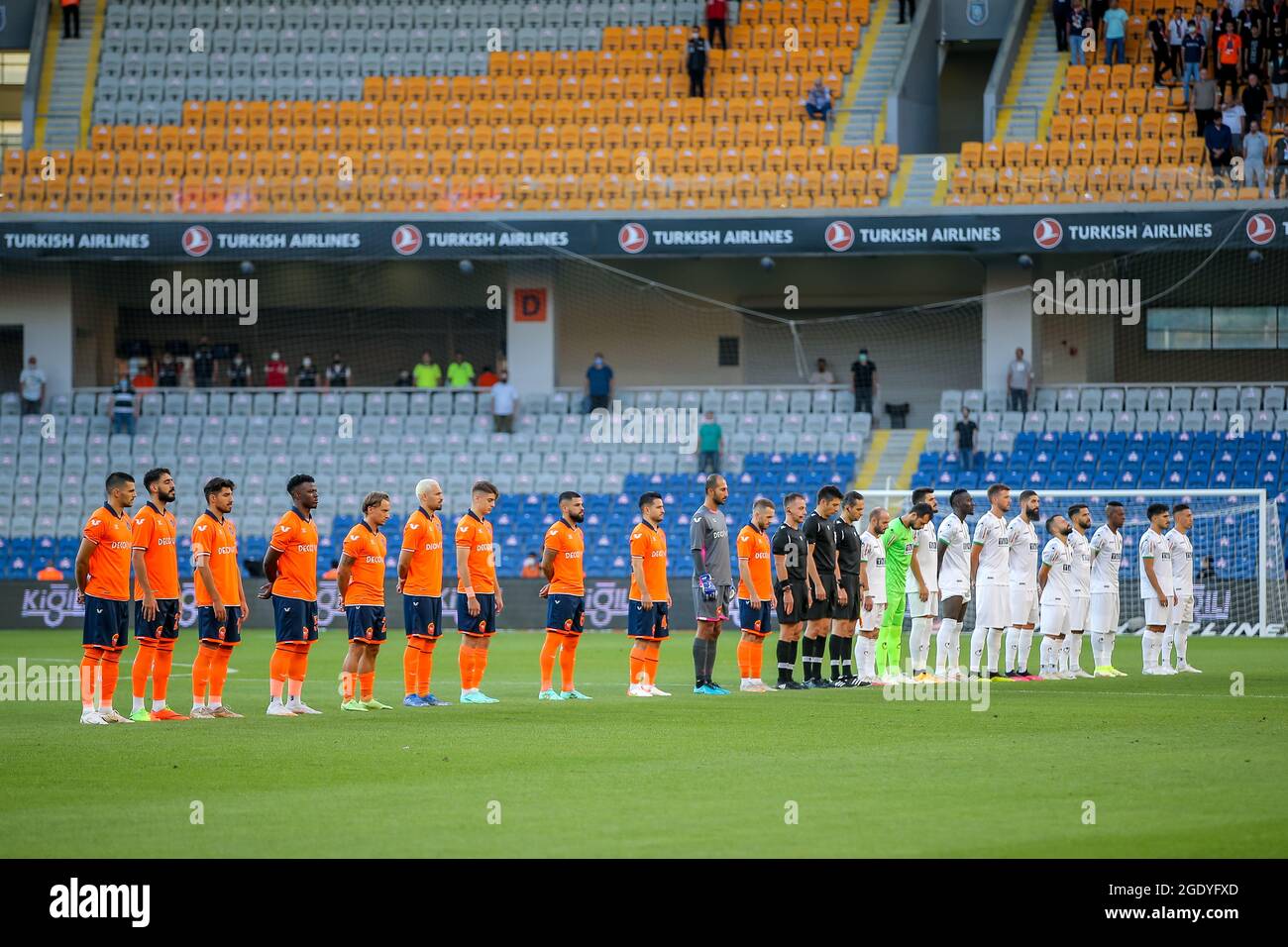 ISTANBUL, TÜRKEI - 15. AUGUST: Ein Moment des Schweigens für die Flutopfer während des Super Lig-Spiels zwischen Istanbul Basaksehir und Alanyaspor am 15. August 2021 in Basaksehir, Türkei (Foto von /Orange Picturs) Stockfoto