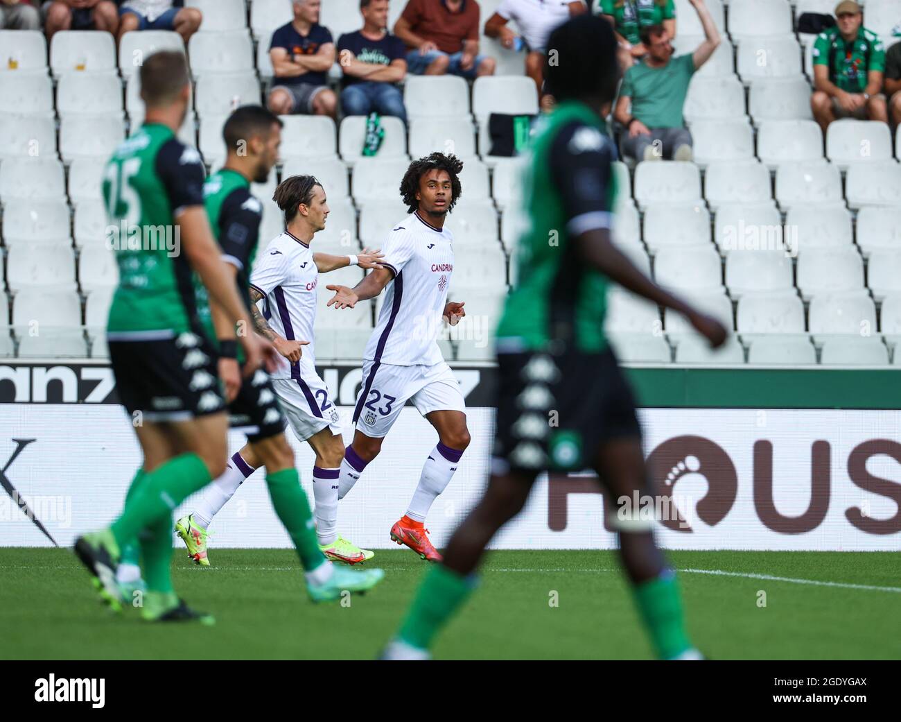 Cercle's Olivier Deman und Anderlecht's Joshua Zirkzee feiern, nachdem sie bei einem Fußballspiel zwischen Cercle Brugge KSV und RSC Anderlecht, Su, einen Treffer erzielt haben Stockfoto