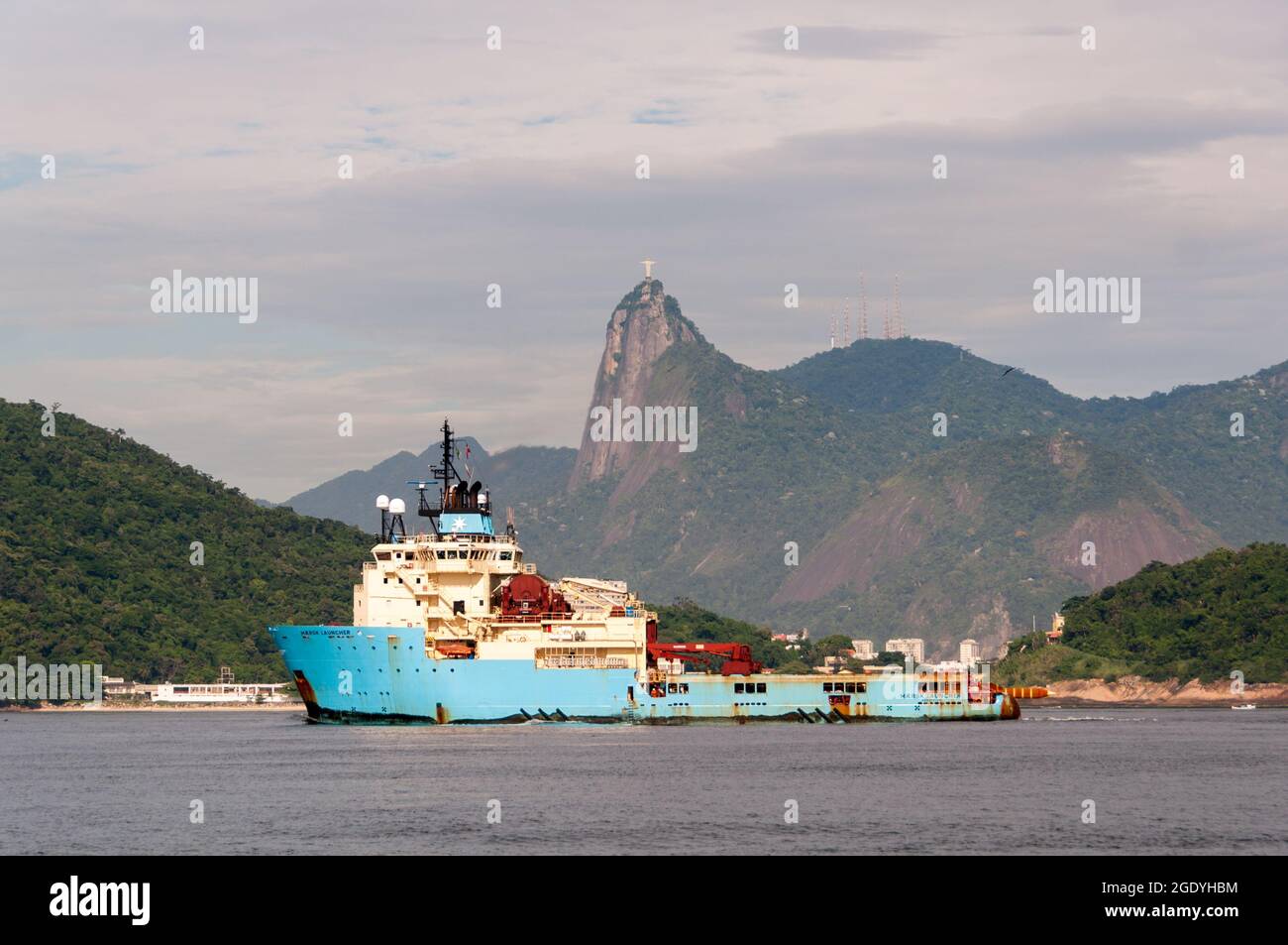 RIO, BRASILIEN - 26. FEBRUAR 2016: Maersk Launcher in der Guanabara Bucht am Corcovado Berg vorbei. Launcher ist ein Anchor Handling Supply Schlepper. Stockfoto