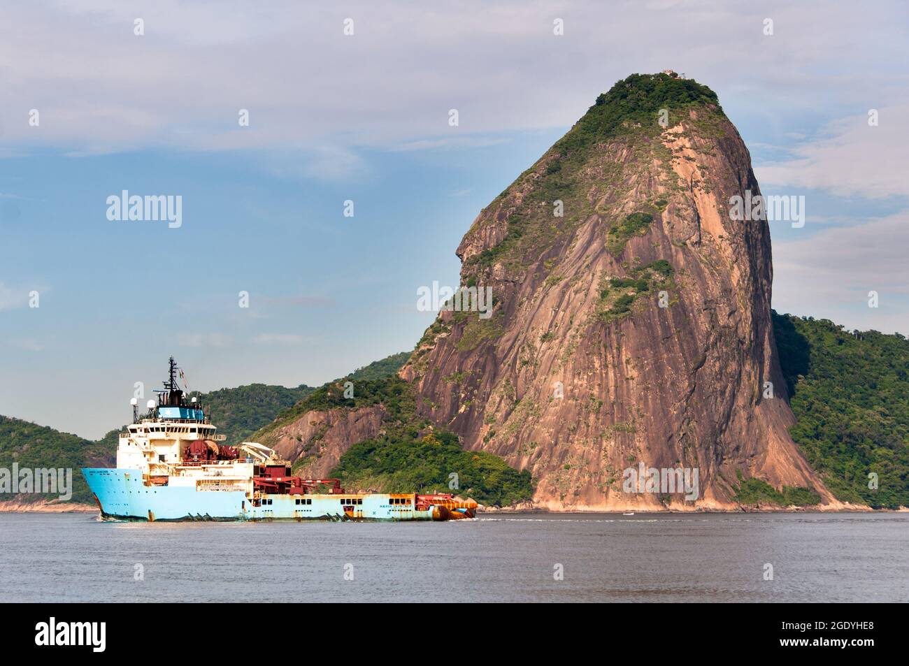 RIO, BRASILIEN - 26. FEBRUAR 2016: Maersk Launcher in der Guanabara Bucht am Zuckerhut vorbei. Launcher ist ein Anchor Handling Supply Schlepper. Stockfoto