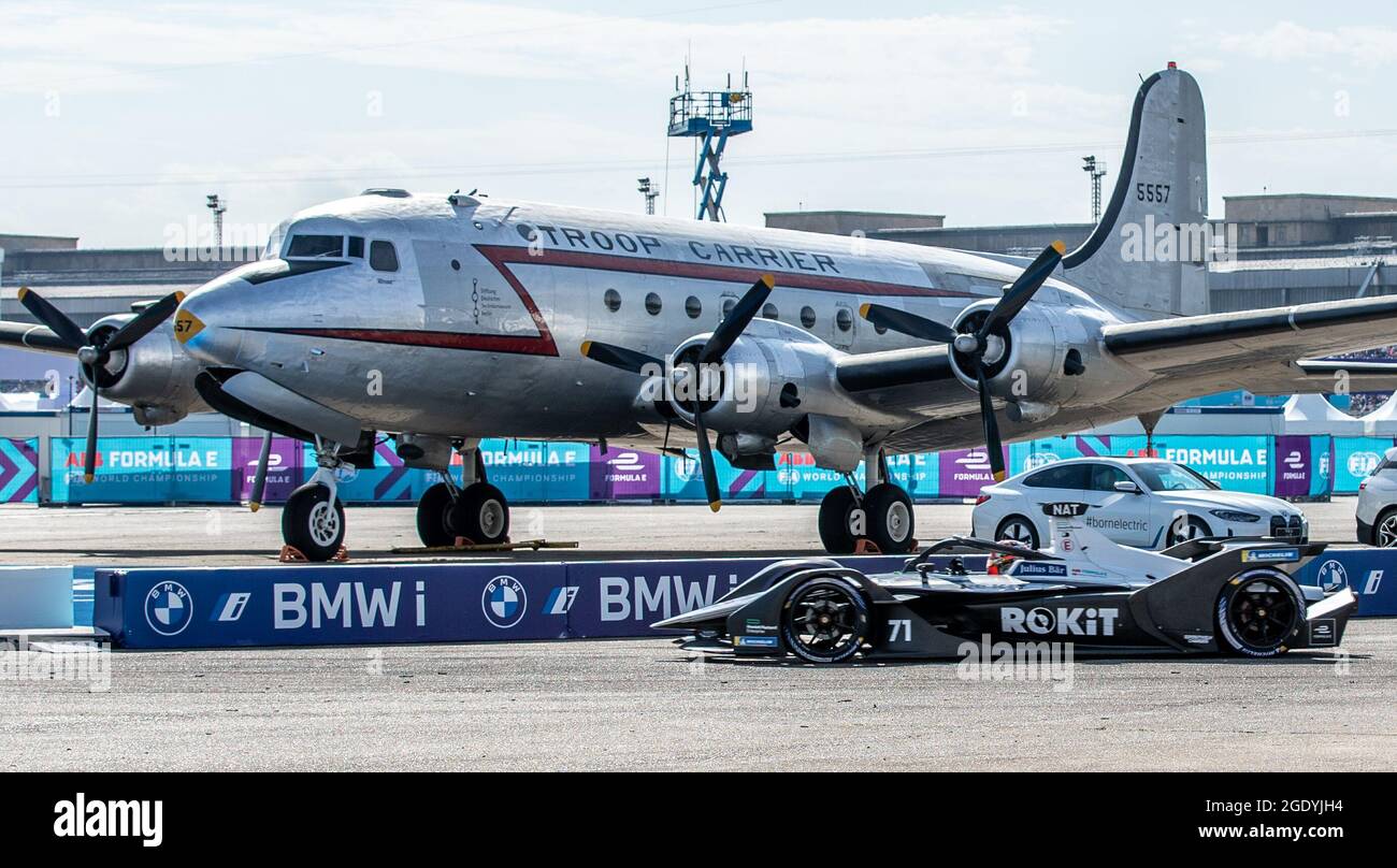 Berlin, Deutschland. August 2021. Motorsport: Formel-E-Weltmeisterschaft, ePrix 2021, Rennen auf dem ehemaligen Flughafen Tempelhof. Norman NATO vom ROKIT Venturi Racing Team fährt an einem Flugzeug vorbei. Quelle: Andreas Gora/dpa/Alamy Live News Stockfoto