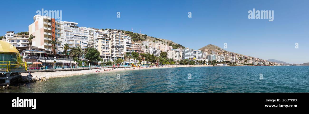 Sarande oder Saranda, Bezirk Saranda, Albanien. Blick entlang der wichtigsten Strand. Stockfoto