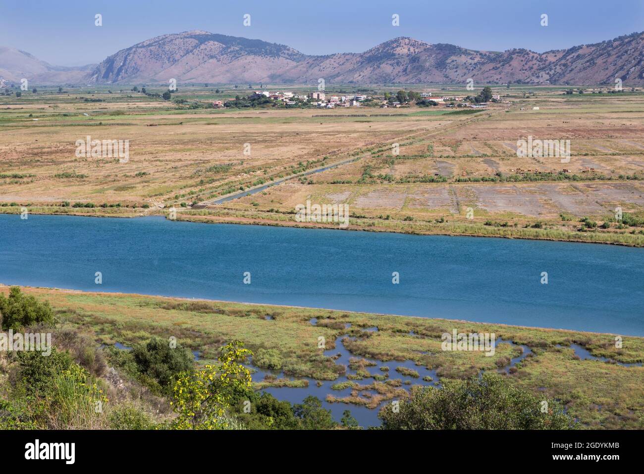 Albanien. Butrint oder Butrinti Lagune. Der Vivari-Kanal, der die Lagune mit dem Ionischen Meer verbindet. Die Stadt im Hintergrund ist Shendelli. Der Stockfoto