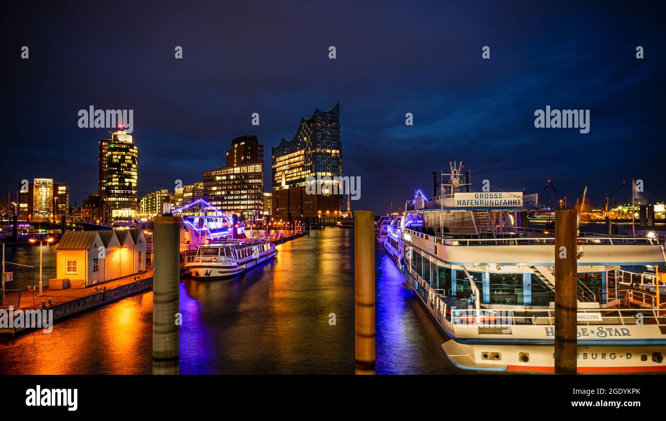 HAMBURG, DEUTSCHLAND - 09. Aug 2021: Die schöne Aussicht bei Nacht in Hamburg, Deutschland, die Elbphilharmonie im Hintergrund Stockfoto