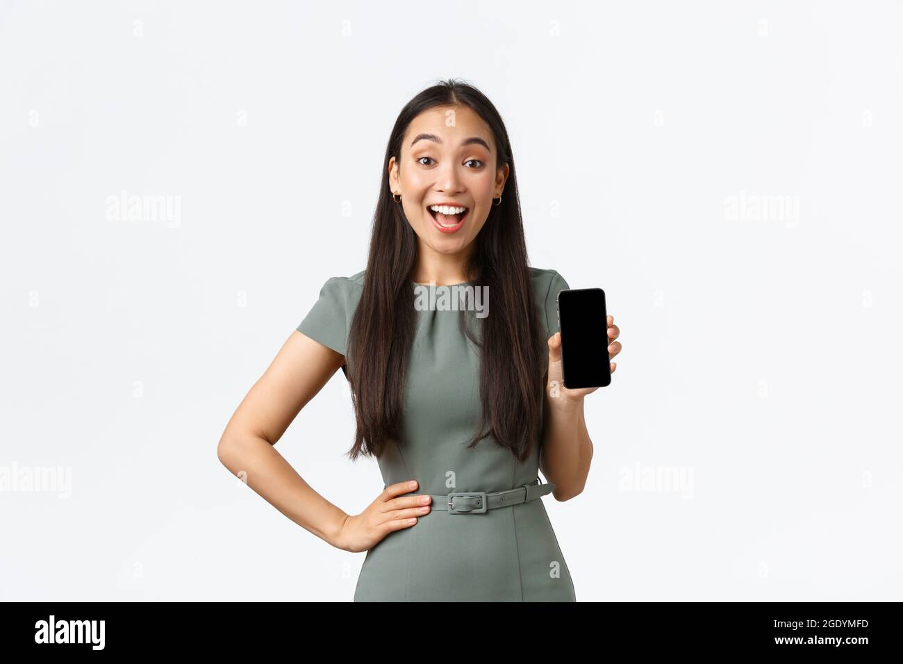 Kleinunternehmer, Frauen Unternehmer Konzept. Aufgeregt asiatische Geschäftsfrau machen Ankündigung, zeigt Smartphone-Bildschirm-Anwendung mit erstaunt Stockfoto
