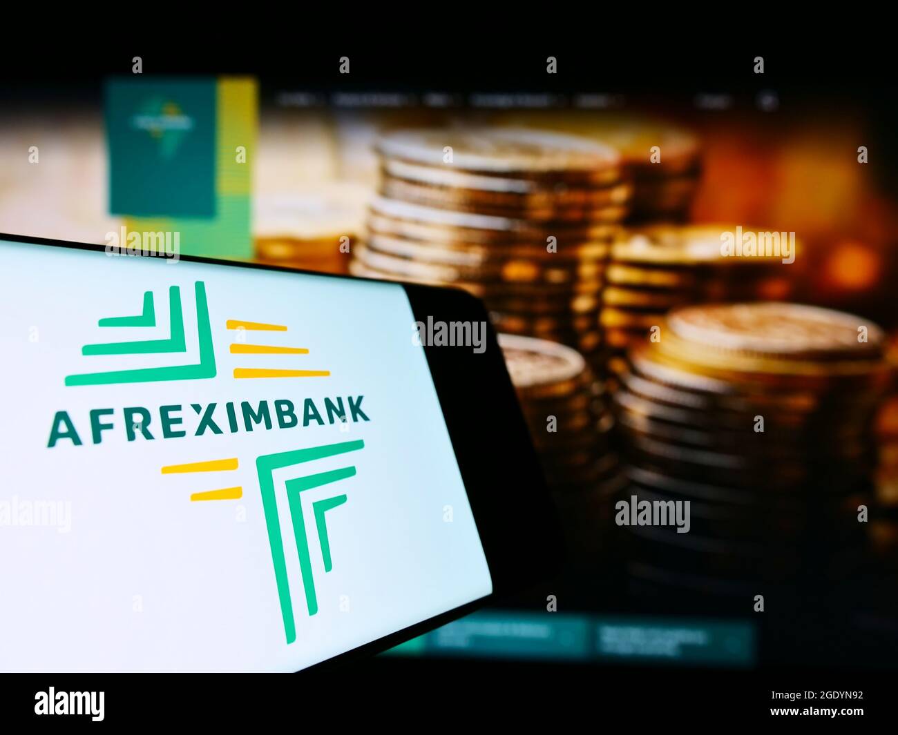 Mobiltelefon mit Logo der Firma African Export–Import Bank (Afreximbank) auf dem Bildschirm vor der Business-Website. Konzentrieren Sie sich auf die Mitte des Telefondisplays. Stockfoto