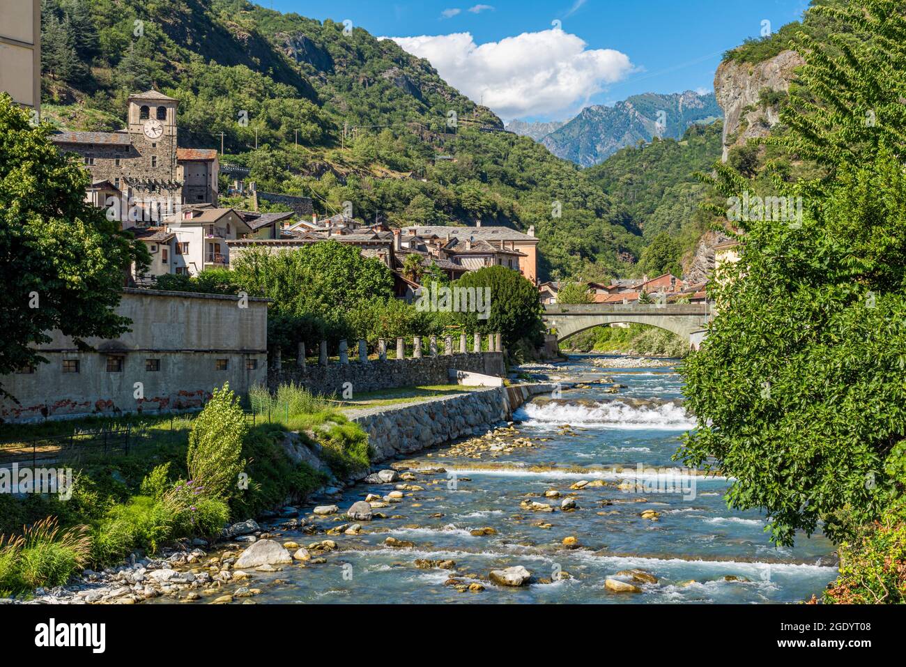 Schöne Aussicht in Verres an einem sonnigen Sommertag. Aostatal, Norditalien. Stockfoto