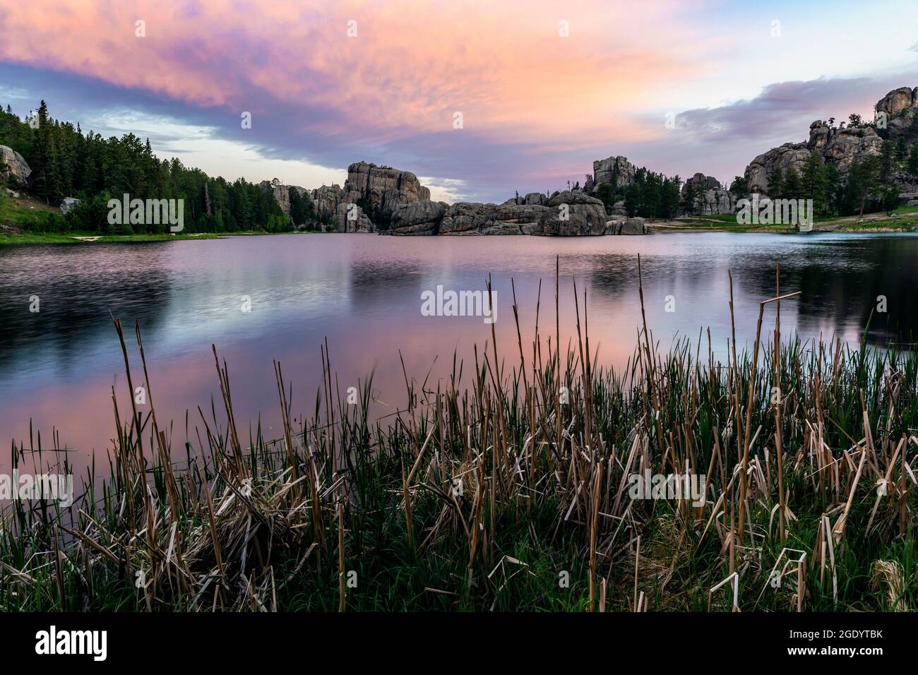 SD00491-00....SOUTH DAKOTA - Sonnenaufgang am Sylvan Lake im Custer State Park. Stockfoto