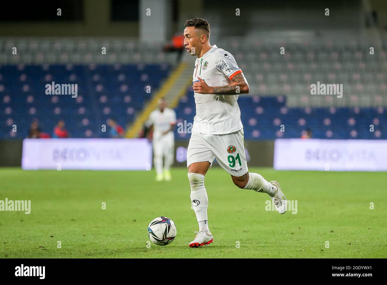 INSTANBUL, TÜRKEI - 15. AUGUST: Davidson von Alanyaspor während des Super Lig-Spiels zwischen Instanbul Basaksehir und Alanyaspor am 15. August 2021 in Istanbul, Türkei (Foto von /Orange Picches) Stockfoto